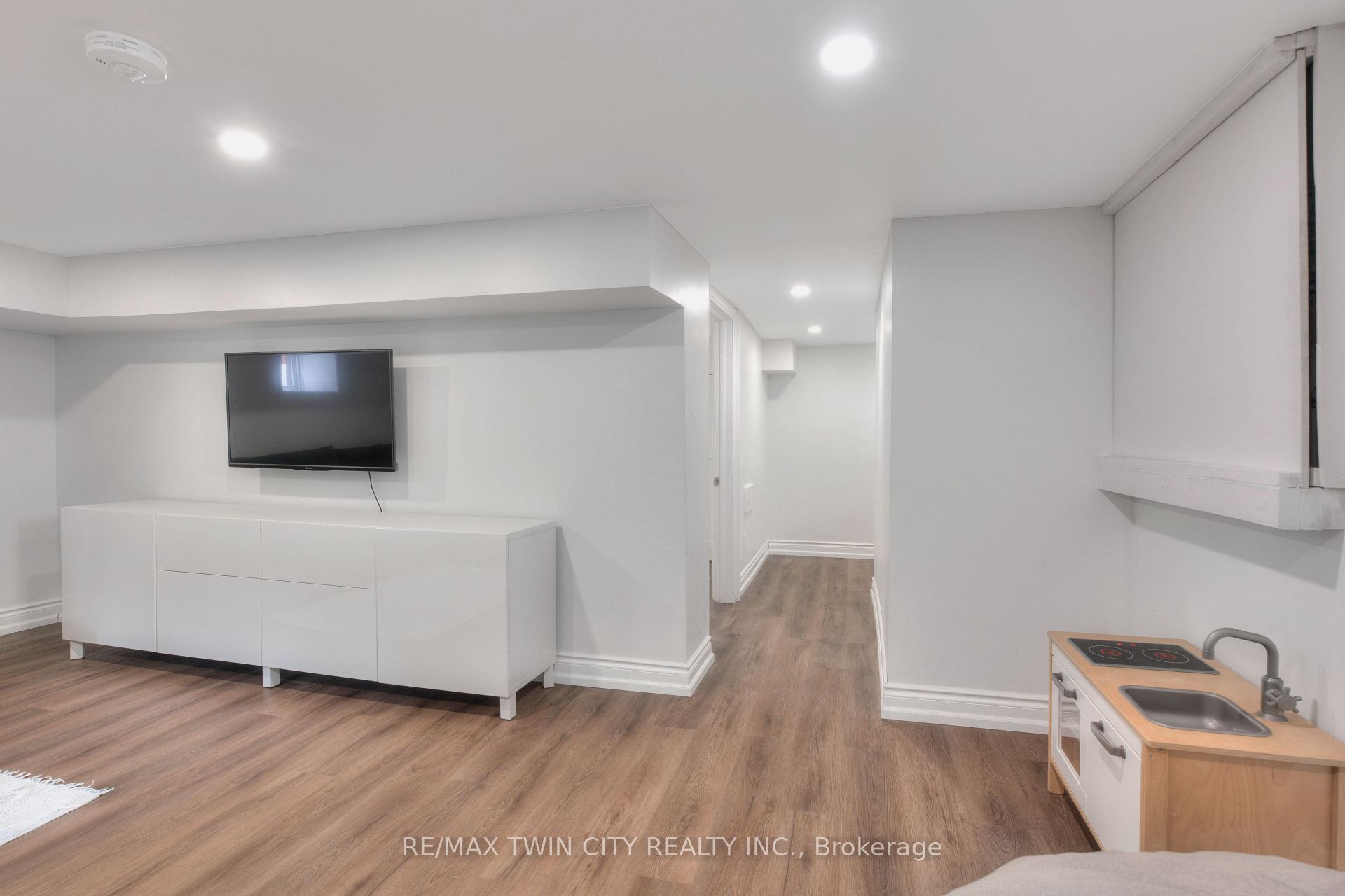 Photo 33 of 48 Theresa Street, Kitchener — HOMEH