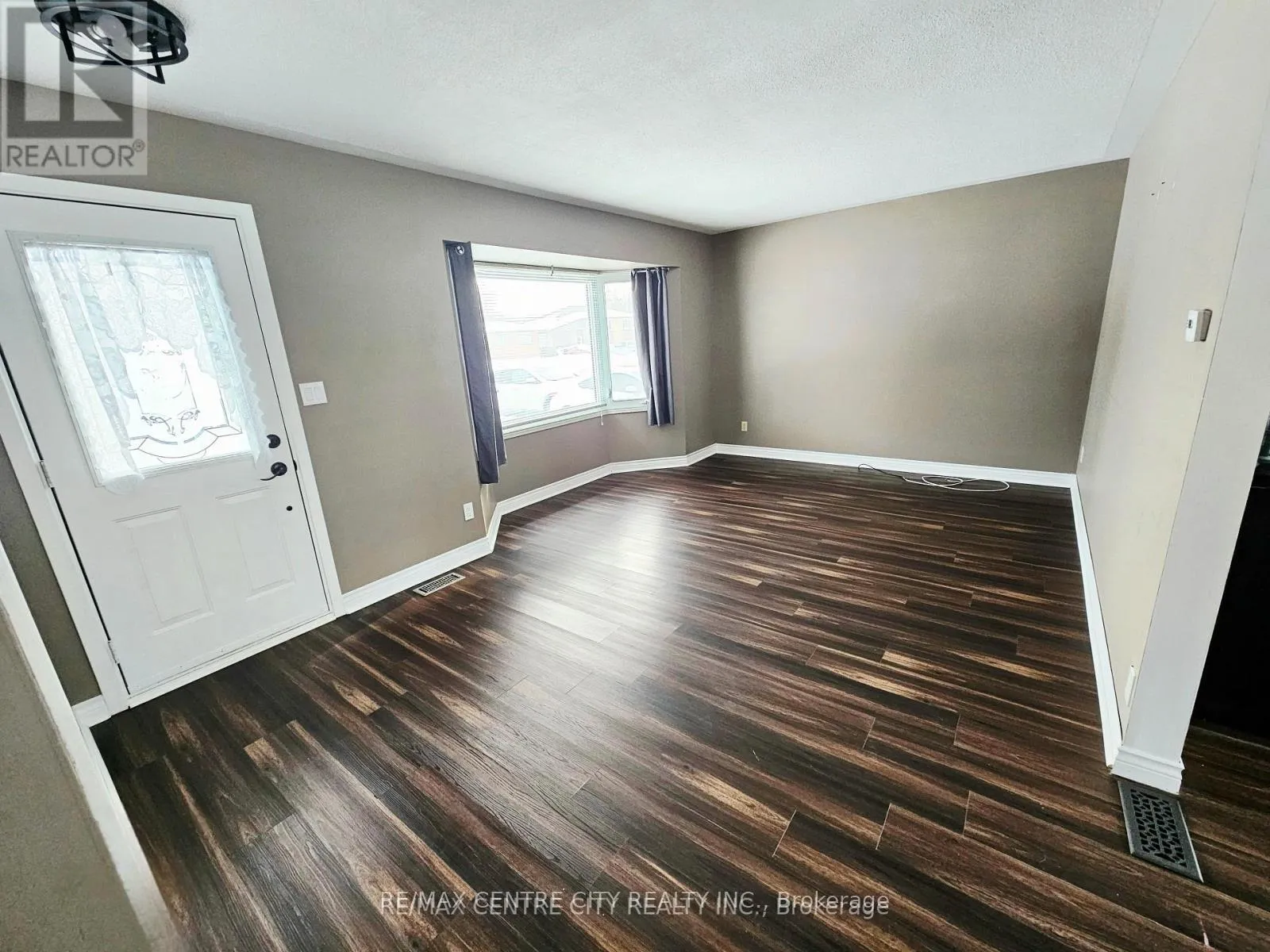 Photo 3 of 91 Clarence Street, Strathroy-Caradoc, SE — HOMEH