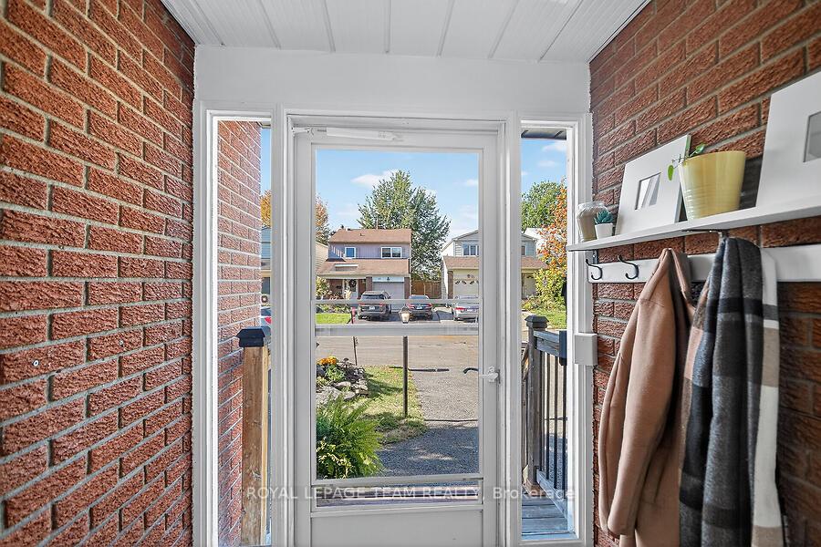 Photo 3 of 9 Riding Way, Ottawa, Kanata - Bridlewood — HOMEH