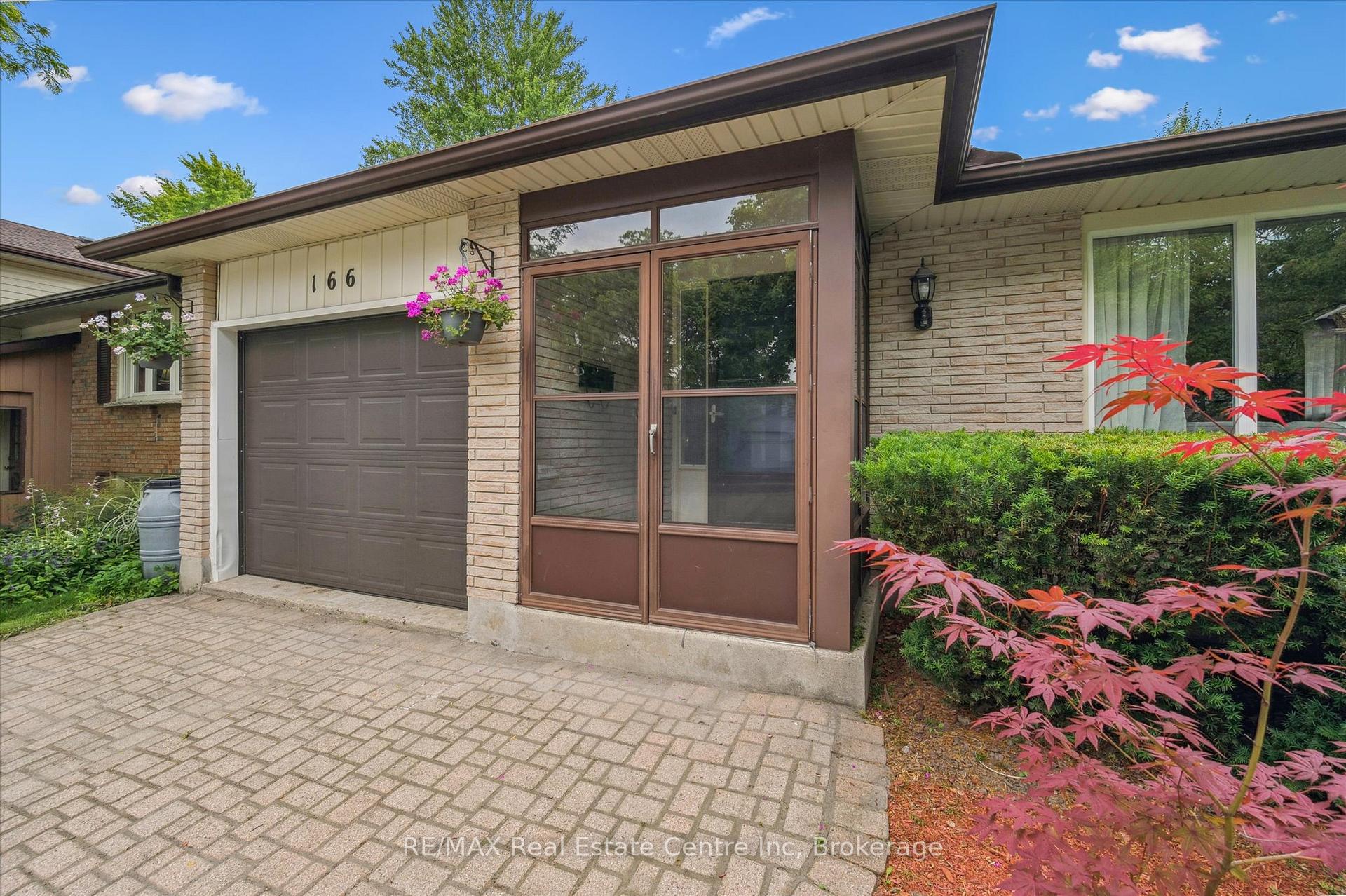 Photo 3 of 166 Winding Way, Kitchener — HOMEH