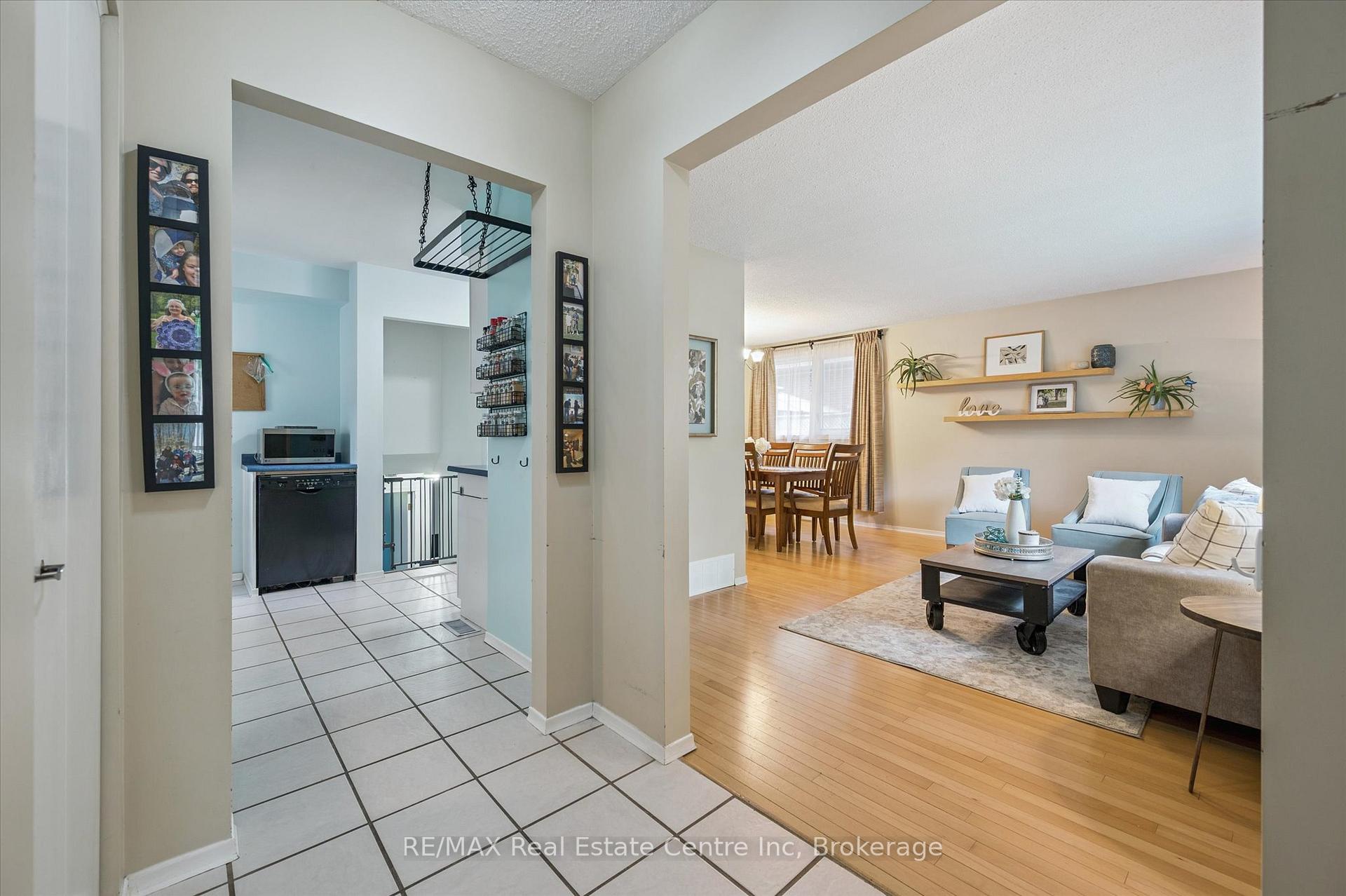 Photo 4 of 166 Winding Way, Kitchener — HOMEH