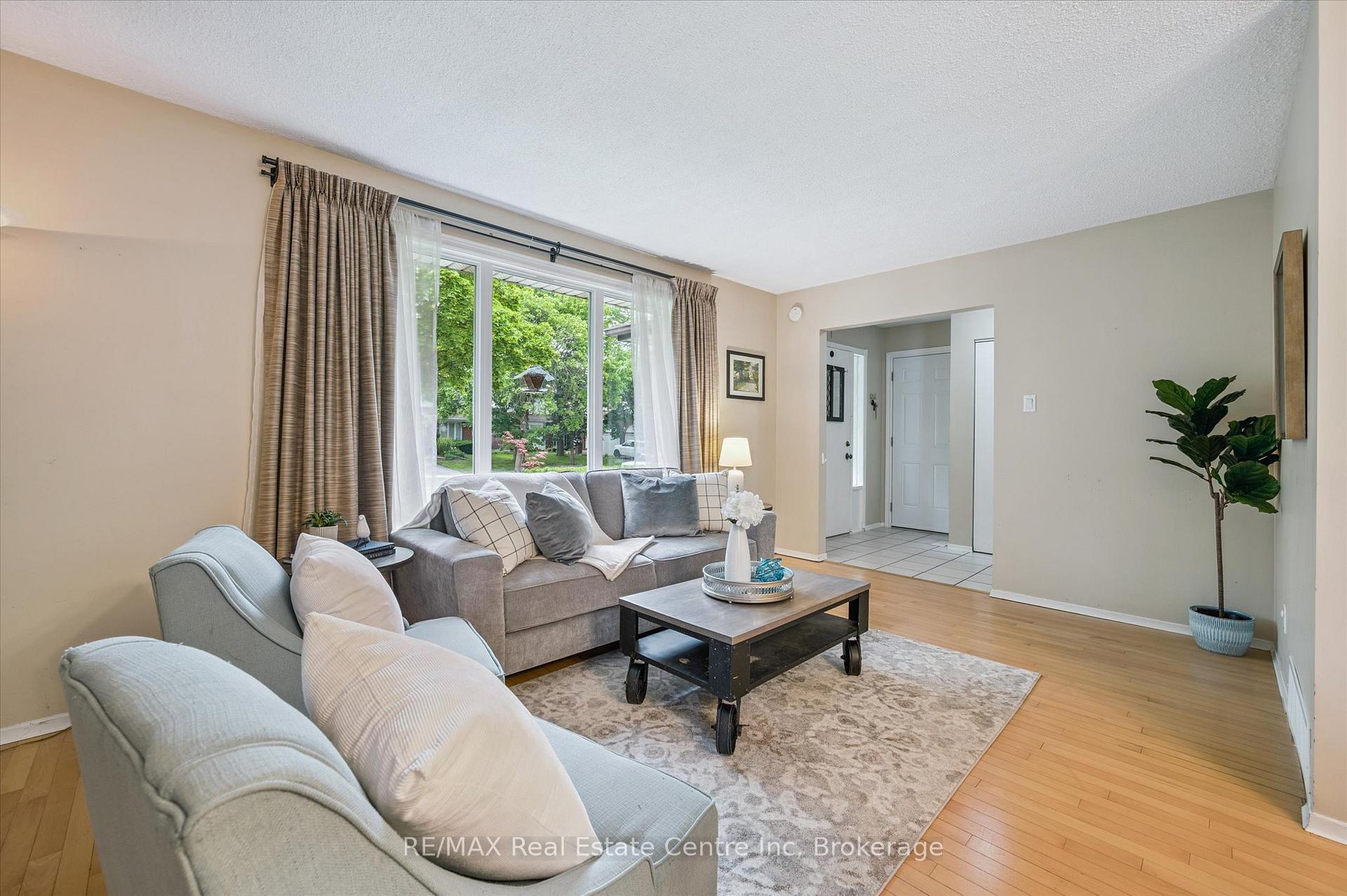 Photo 5 of 166 Winding Way, Kitchener — HOMEH