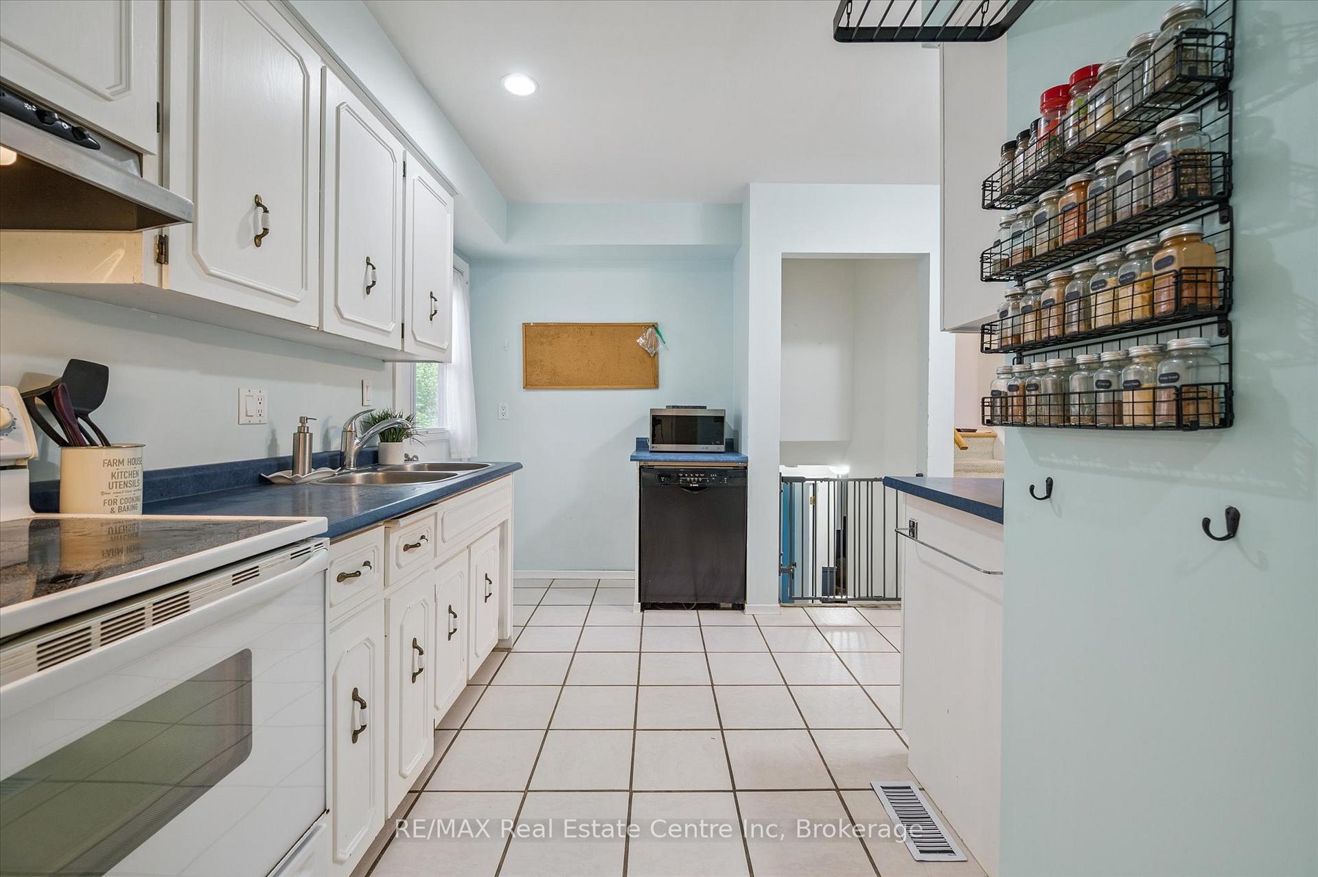 Photo 11 of 166 Winding Way, Kitchener — HOMEH