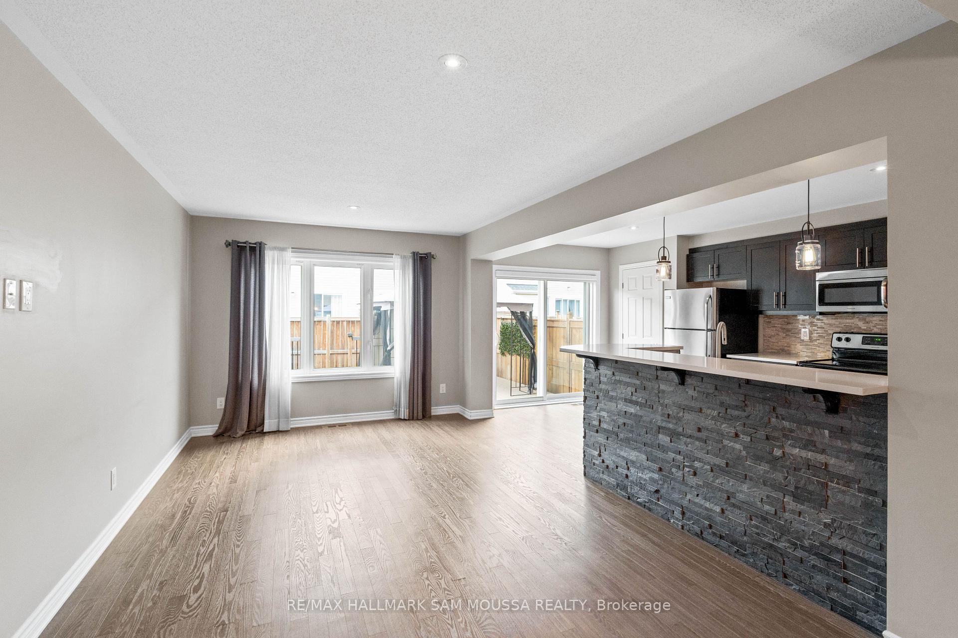 Photo 10 of 194 Conifer Creek Circle, Ottawa, Kanata - Emerald Meadows/Trailwest — HOMEH