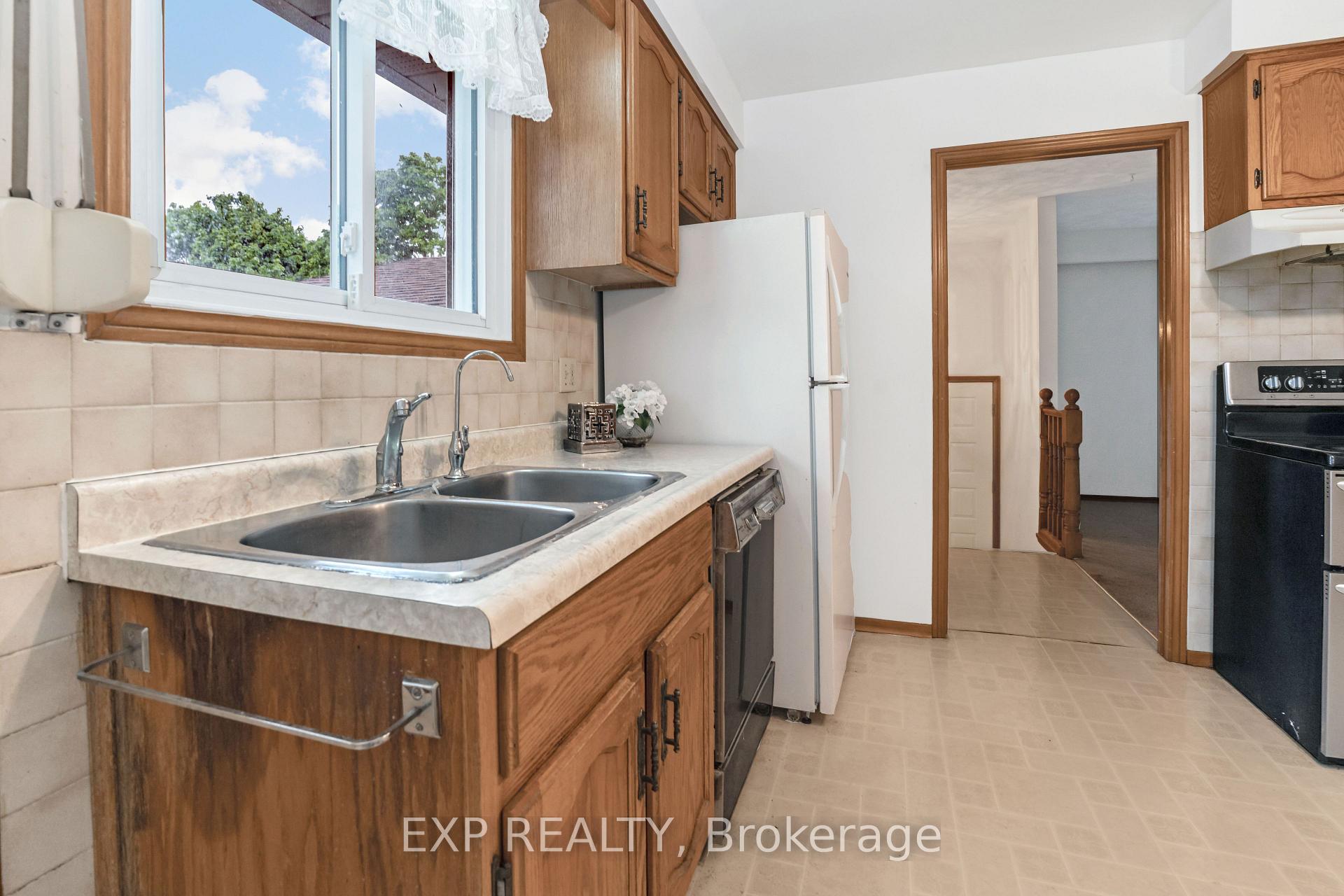 Photo 9 of 131 Countryside Crescent, Kitchener — HOMEH