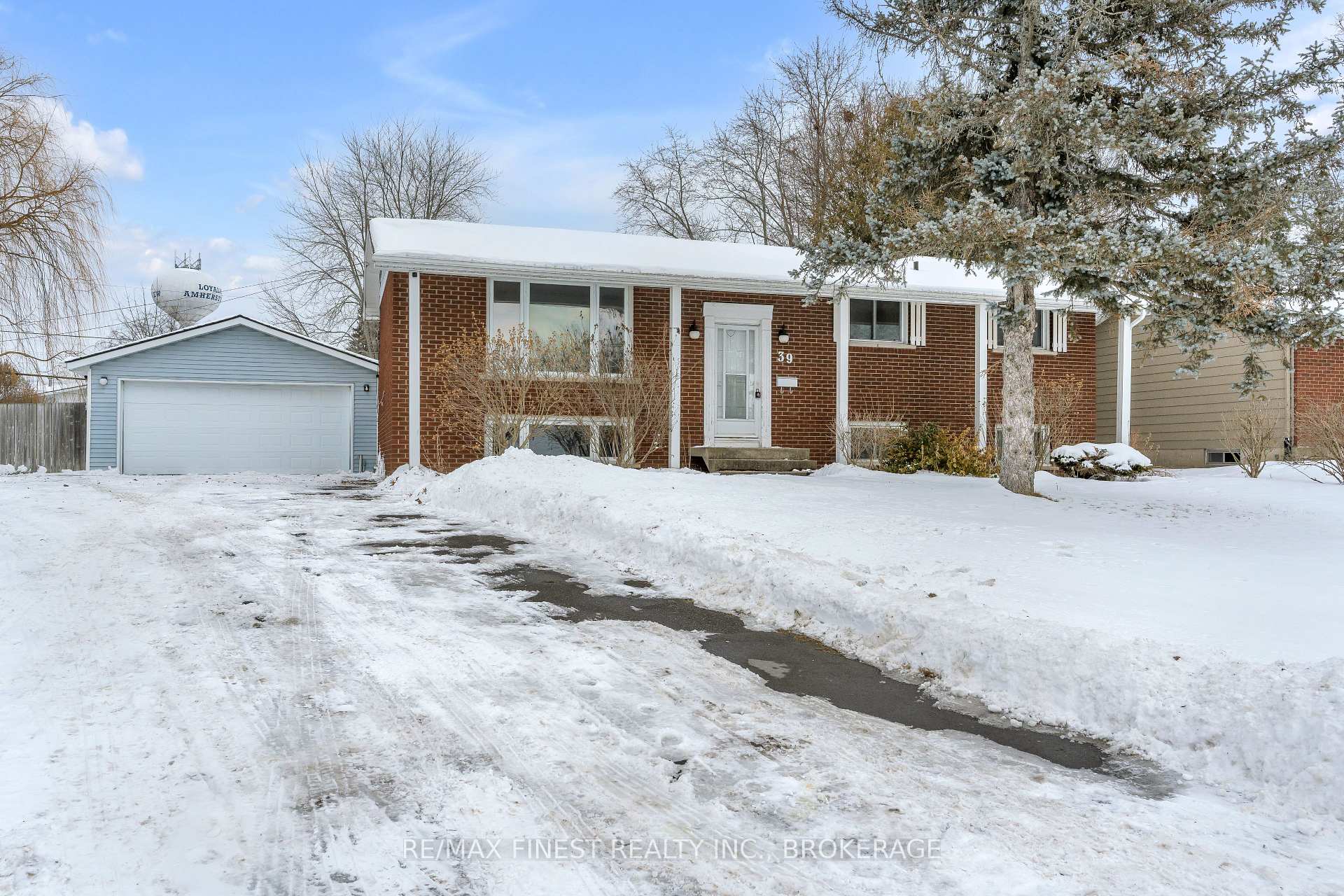 Photo 3 of 39 Bakers Lane, Loyalist, Amherstview — HOMEH