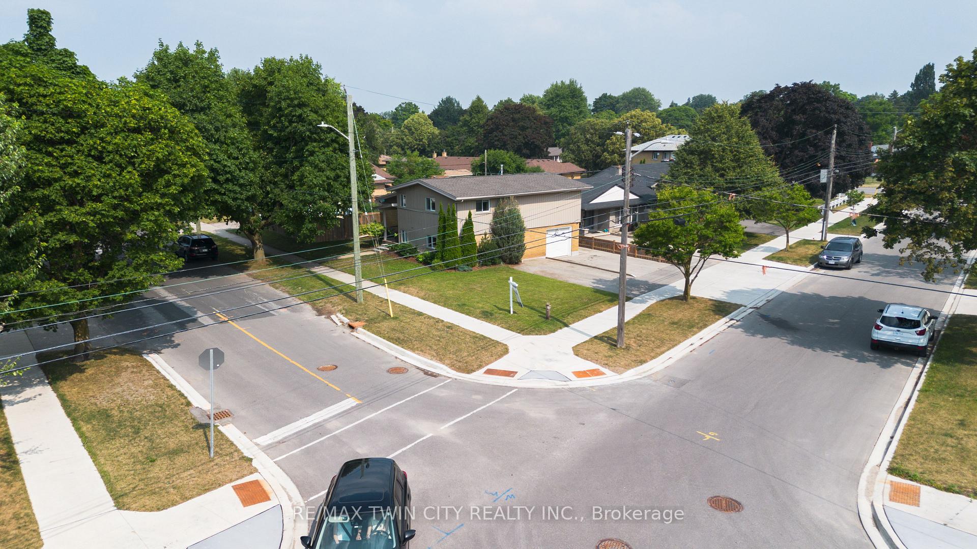 Photo 2 of 135 Islington Avenue, Kitchener — HOMEH