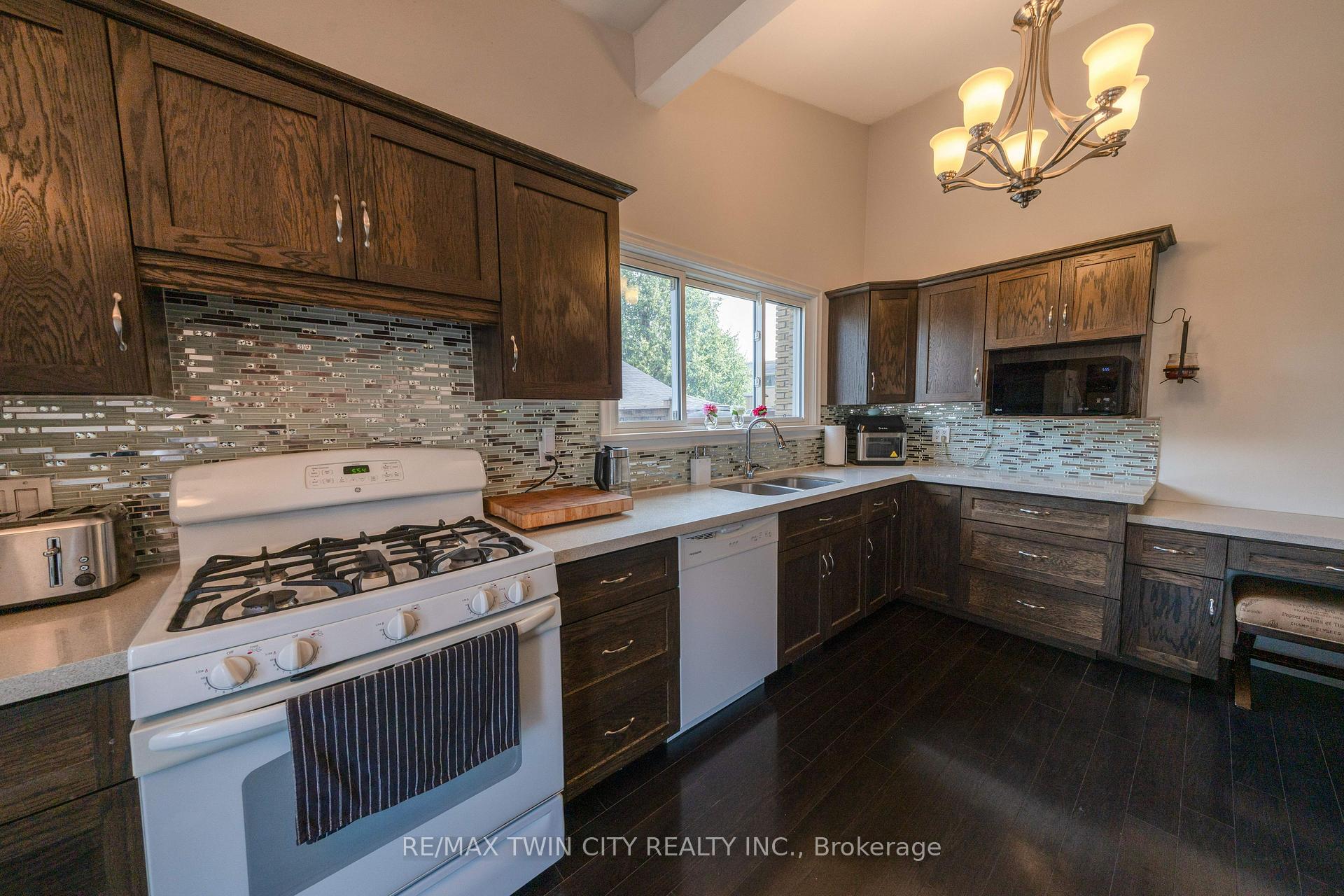 Photo 18 of 135 Islington Avenue, Kitchener — HOMEH
