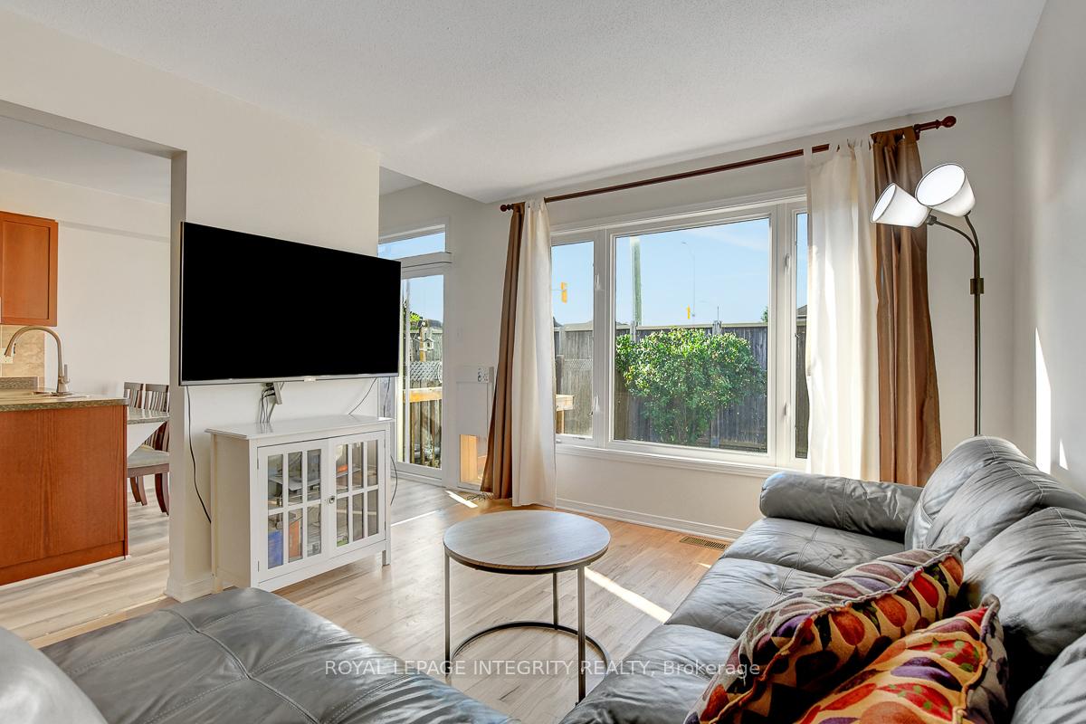 Photo 7 of 302 Brigitta Street, Ottawa, Kanata - Emerald Meadows/Trailwest — HOMEH
