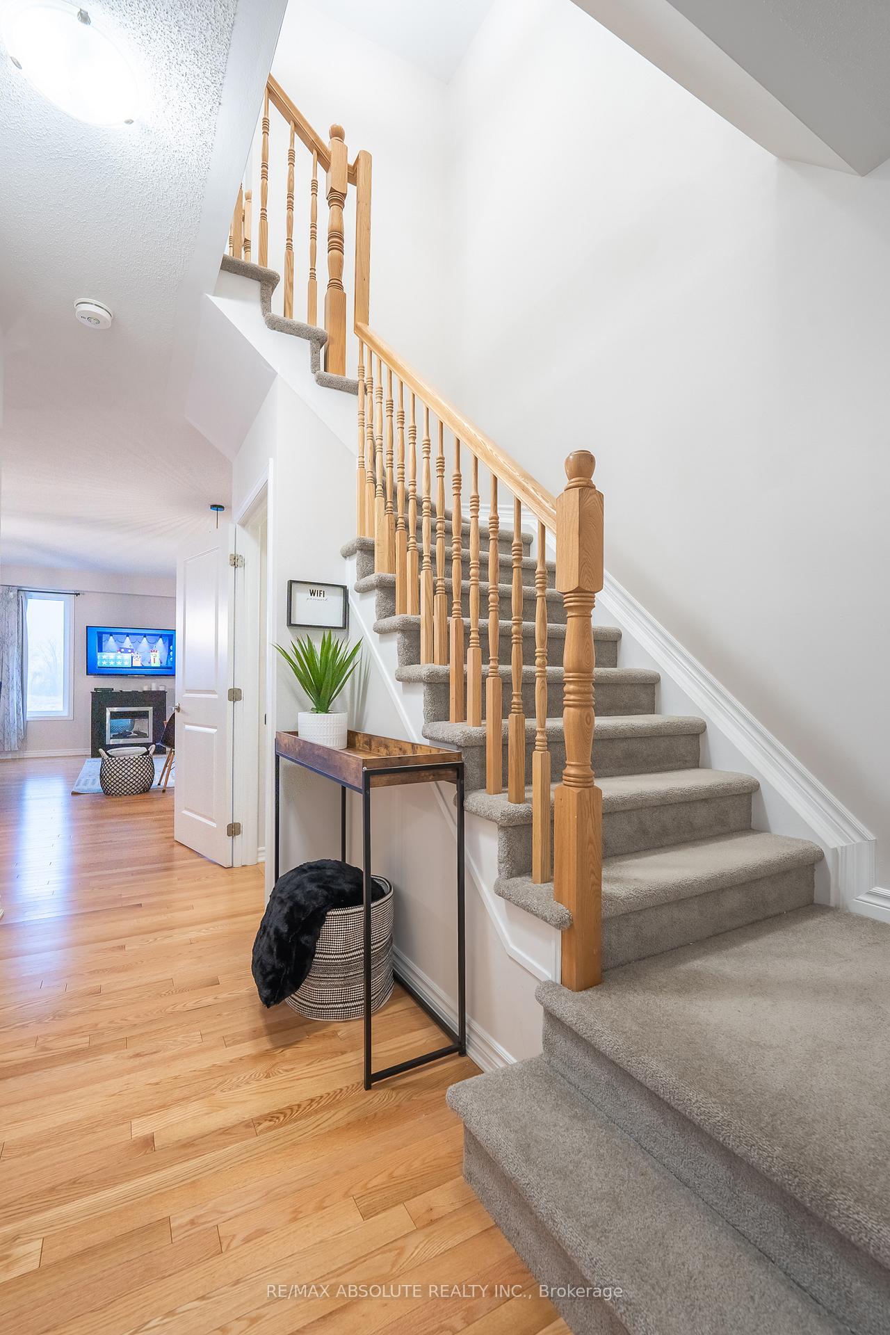 Photo 3 of 318 Livery Street, Ottawa, Kanata - Emerald Meadows/Trailwest — HOMEH