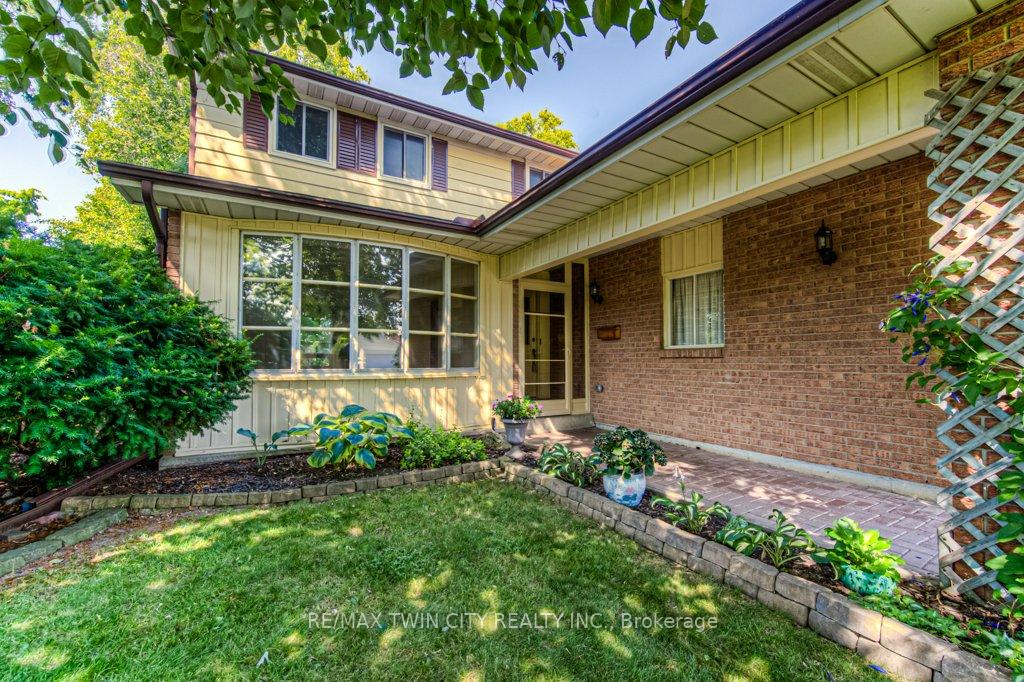 Photo 3 of 172 Brookside Crescent, Kitchener — HOMEH