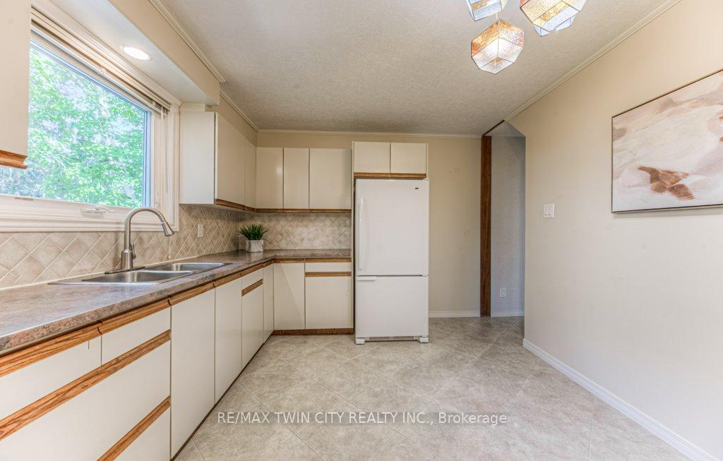 Photo 12 of 172 Brookside Crescent, Kitchener — HOMEH