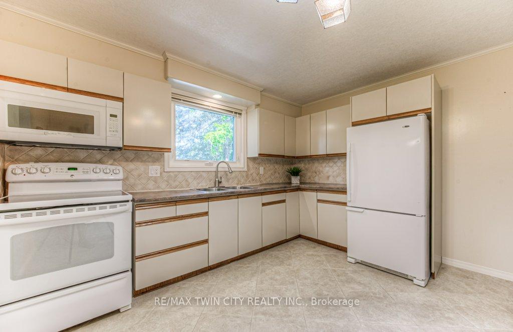 Photo 13 of 172 Brookside Crescent, Kitchener — HOMEH