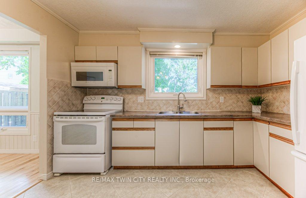 Photo 14 of 172 Brookside Crescent, Kitchener — HOMEH