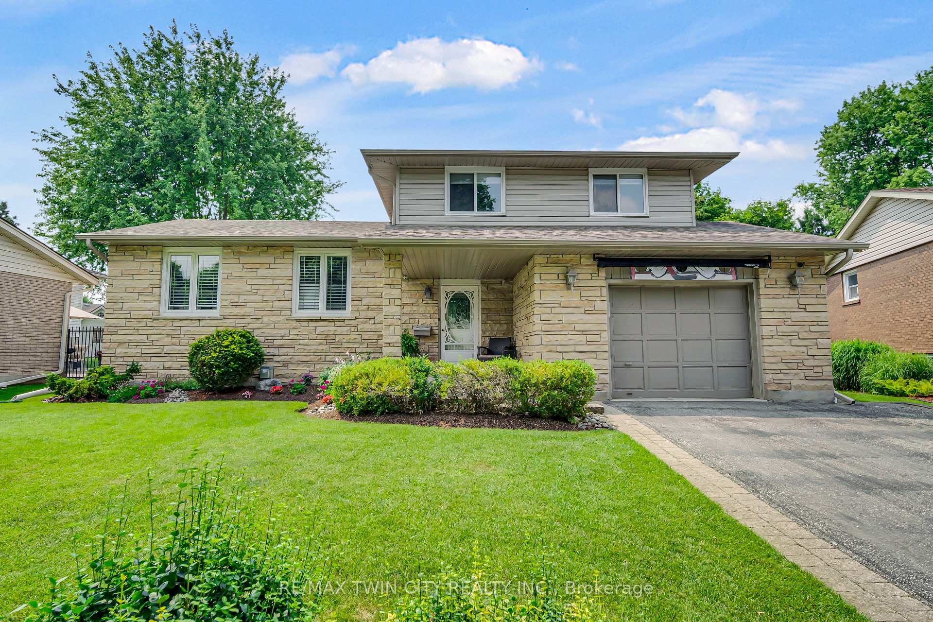 Photo 2 of 126 Winding Way, Kitchener — HOMEH