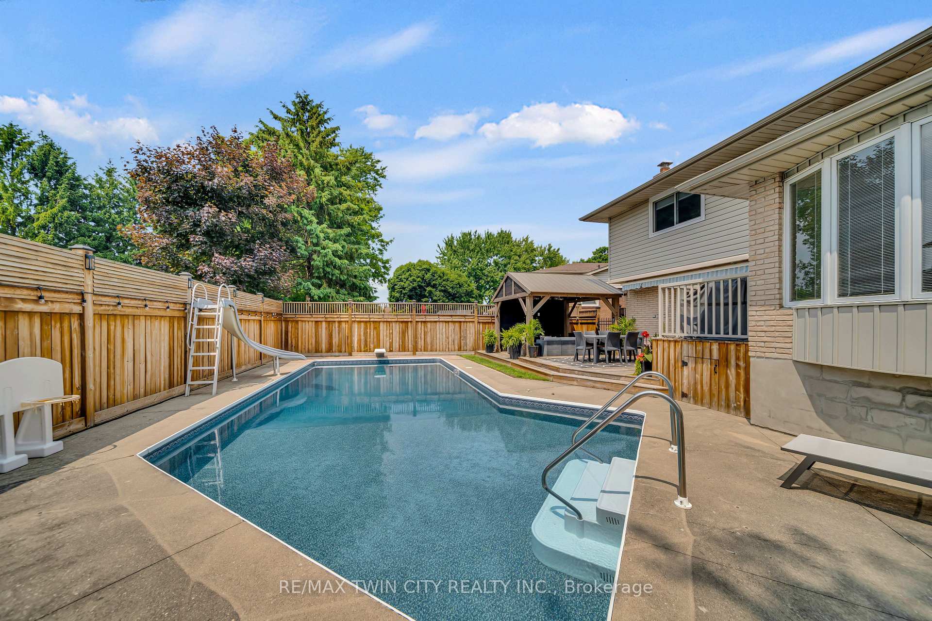 Photo 3 of 126 Winding Way, Kitchener — HOMEH