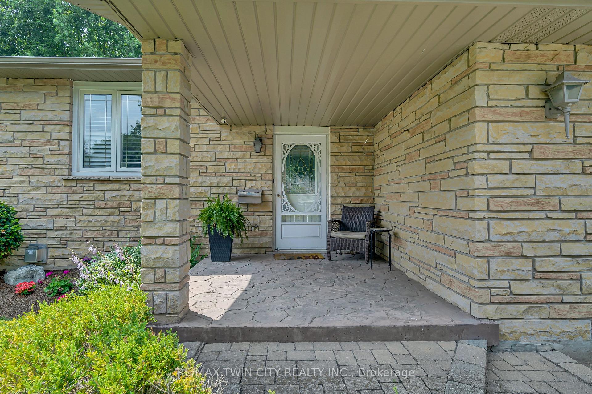 Photo 5 of 126 Winding Way, Kitchener — HOMEH