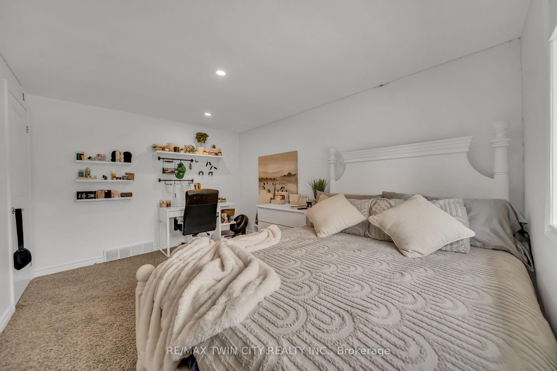 Photo 26 of 126 Winding Way, Kitchener — HOMEH