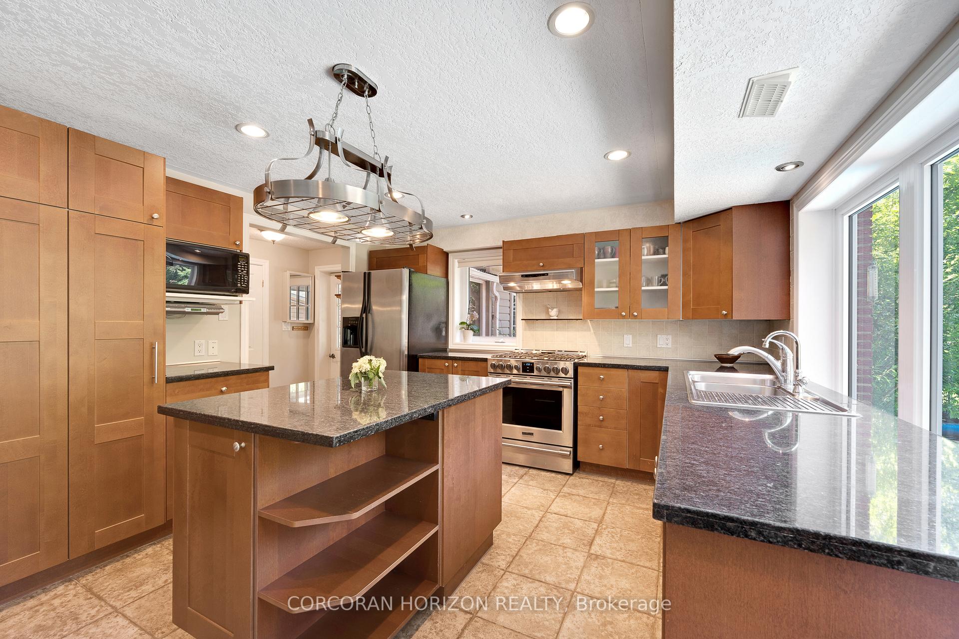 Photo 10 of 8 Sunbridge Crescent, Kitchener — HOMEH