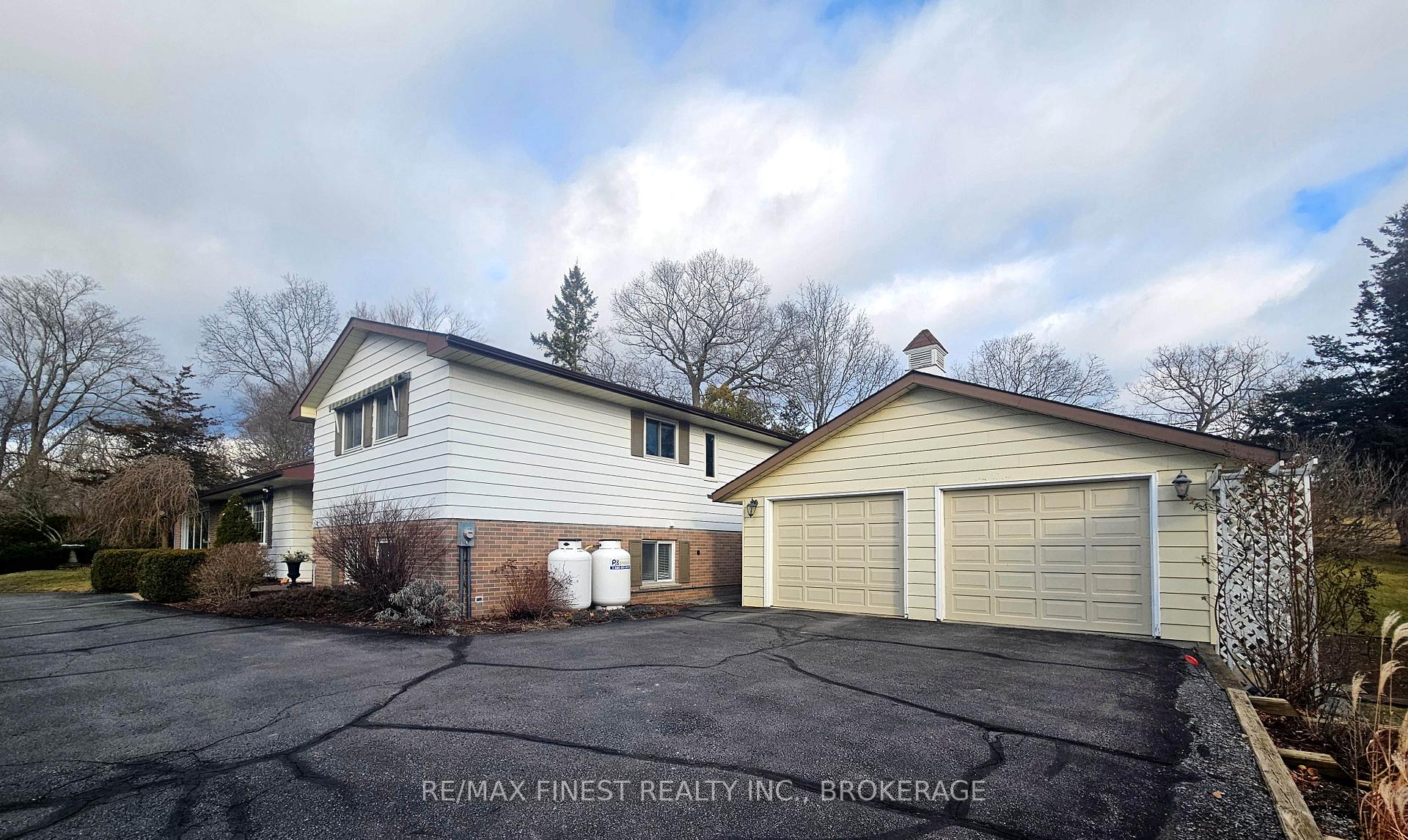 Photo 2 of 23 Brooklands Park Avenue, Loyalist, Lennox and Addington - South — HOMEH