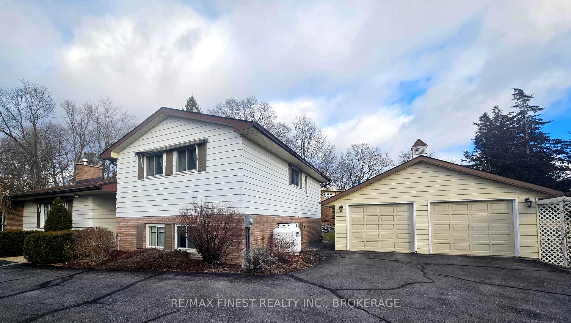 Photo 3 of 23 Brooklands Park Avenue, Loyalist, Lennox and Addington - South — HOMEH