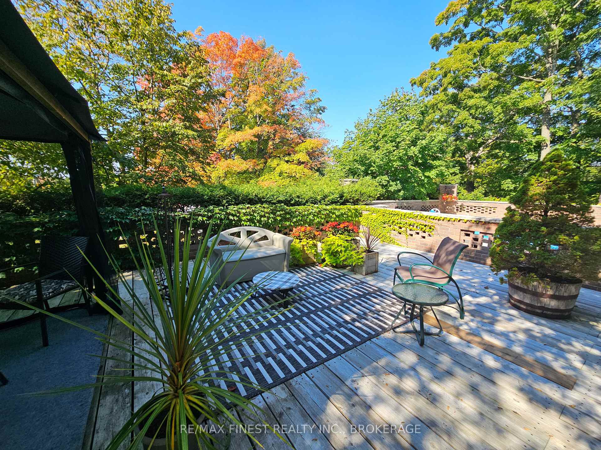 Photo 9 of 23 Brooklands Park Avenue, Loyalist, Lennox and Addington - South — HOMEH