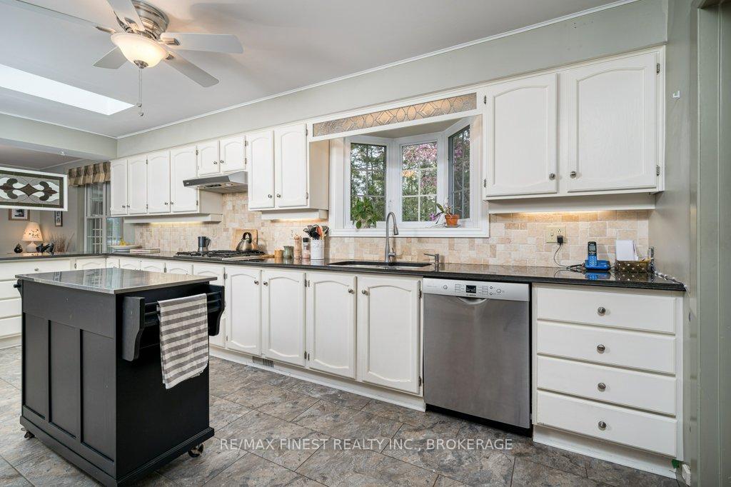 Photo 20 of 23 Brooklands Park Avenue, Loyalist, Lennox and Addington - South — HOMEH