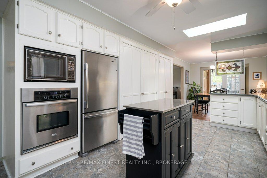 Photo 21 of 23 Brooklands Park Avenue, Loyalist, Lennox and Addington - South — HOMEH