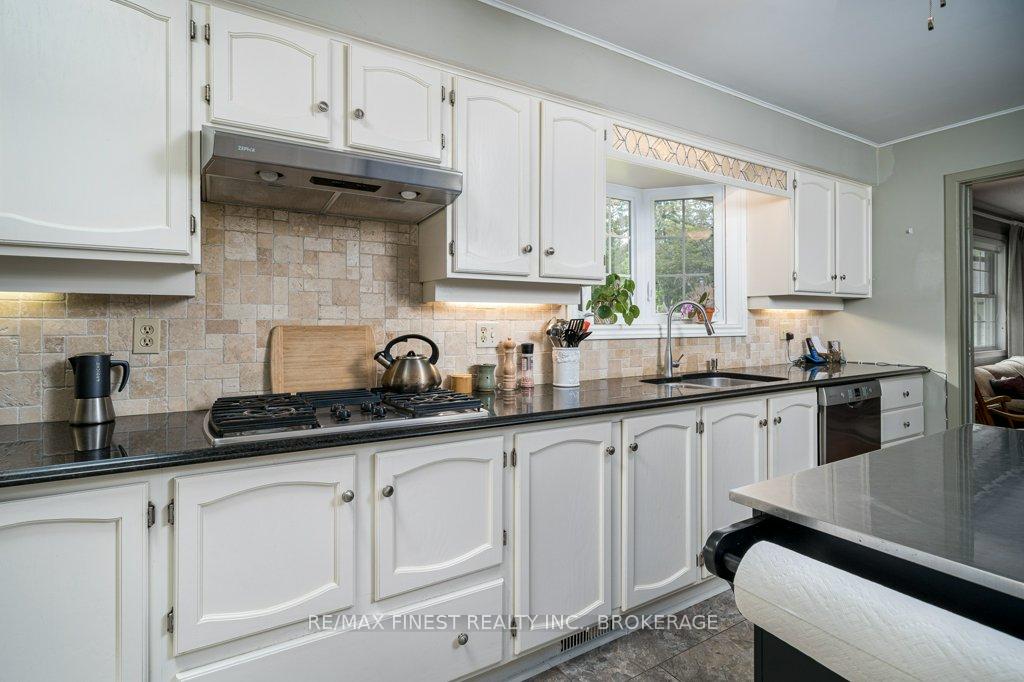 Photo 22 of 23 Brooklands Park Avenue, Loyalist, Lennox and Addington - South — HOMEH