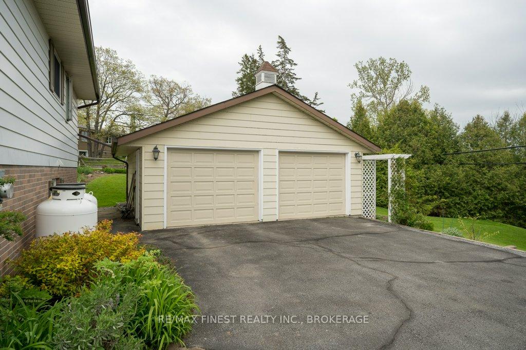 Photo 34 of 23 Brooklands Park Avenue, Loyalist, Lennox and Addington - South — HOMEH