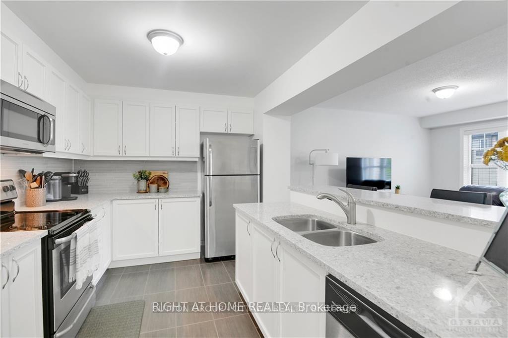 Photo 11 of 593 Foxlight Circle, Ottawa, Kanata - Emerald Meadows/Trailwest — HOMEH