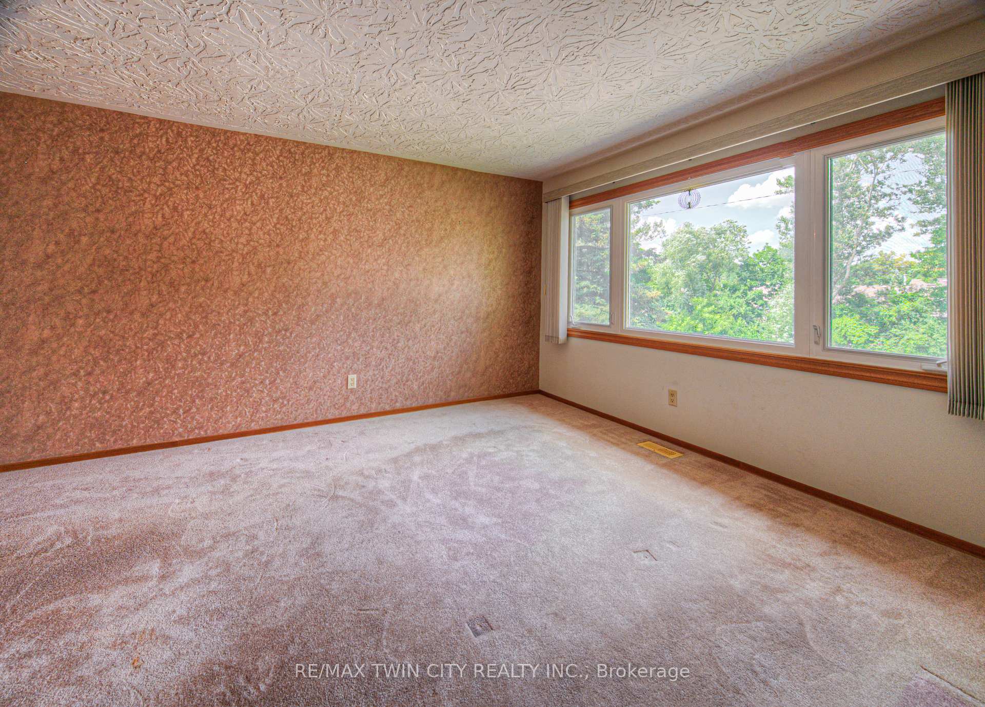Photo 5 of 791 Doon Village Road, Kitchener — HOMEH