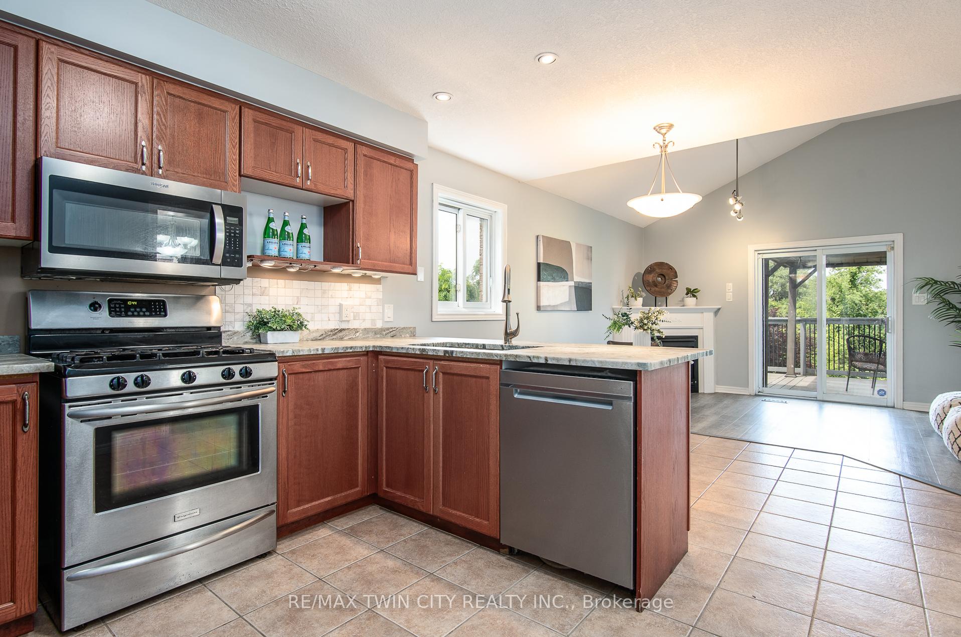 Photo 11 of 475 Doon South Drive, Kitchener — HOMEH