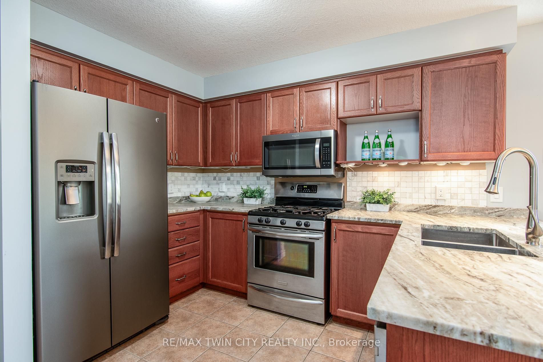 Photo 12 of 475 Doon South Drive, Kitchener — HOMEH