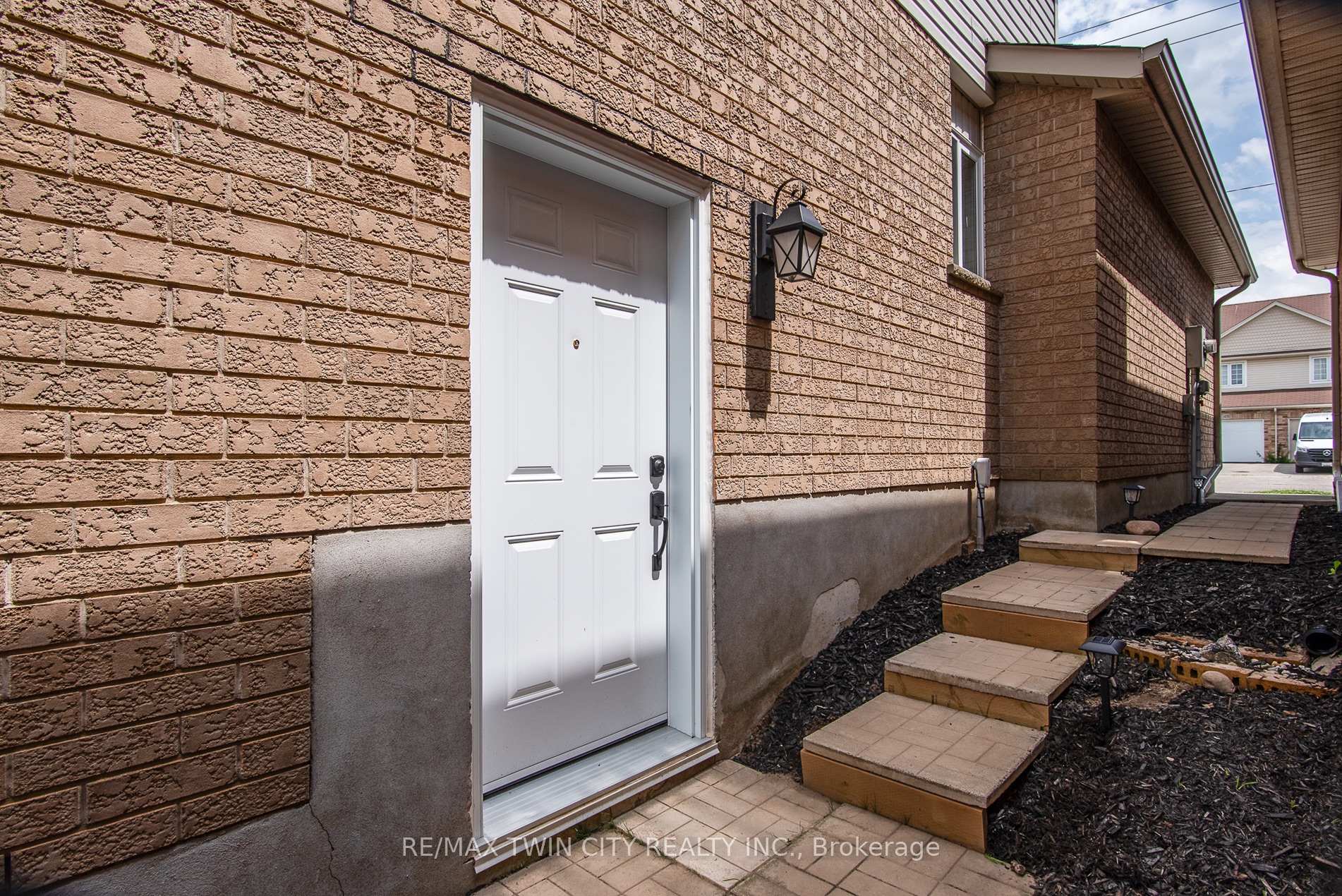 Photo 27 of 475 Doon South Drive, Kitchener — HOMEH