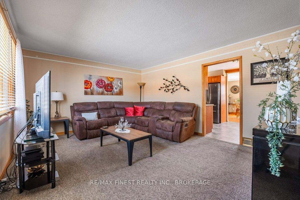 Photo 2 of 218 Amherst Drive, Loyalist, Amherstview — HOMEH