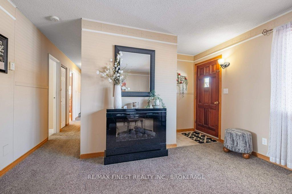 Photo 3 of 218 Amherst Drive, Loyalist, Amherstview — HOMEH