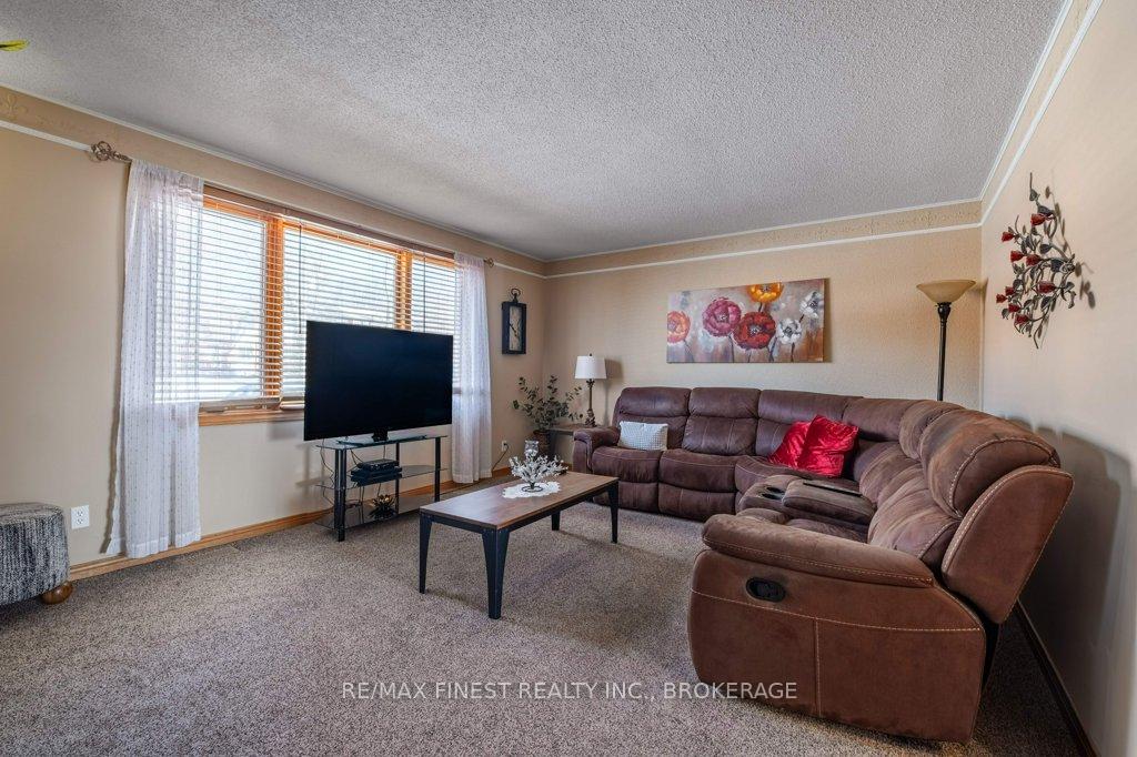 Photo 4 of 218 Amherst Drive, Loyalist, Amherstview — HOMEH