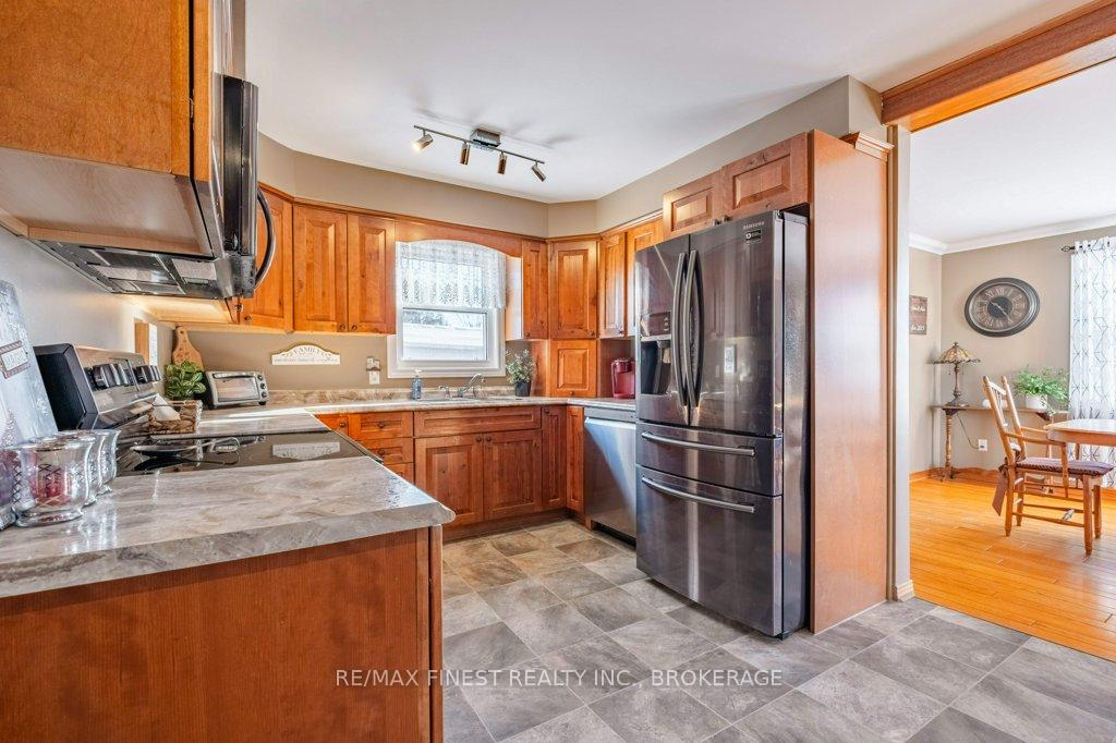 Photo 5 of 218 Amherst Drive, Loyalist, Amherstview — HOMEH
