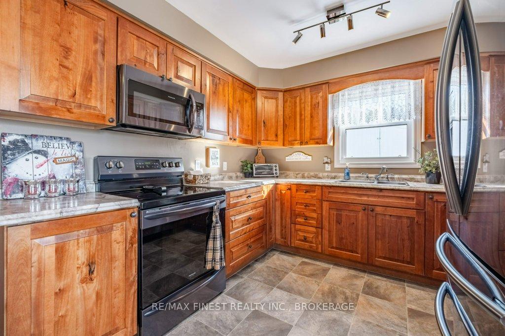 Photo 6 of 218 Amherst Drive, Loyalist, Amherstview — HOMEH