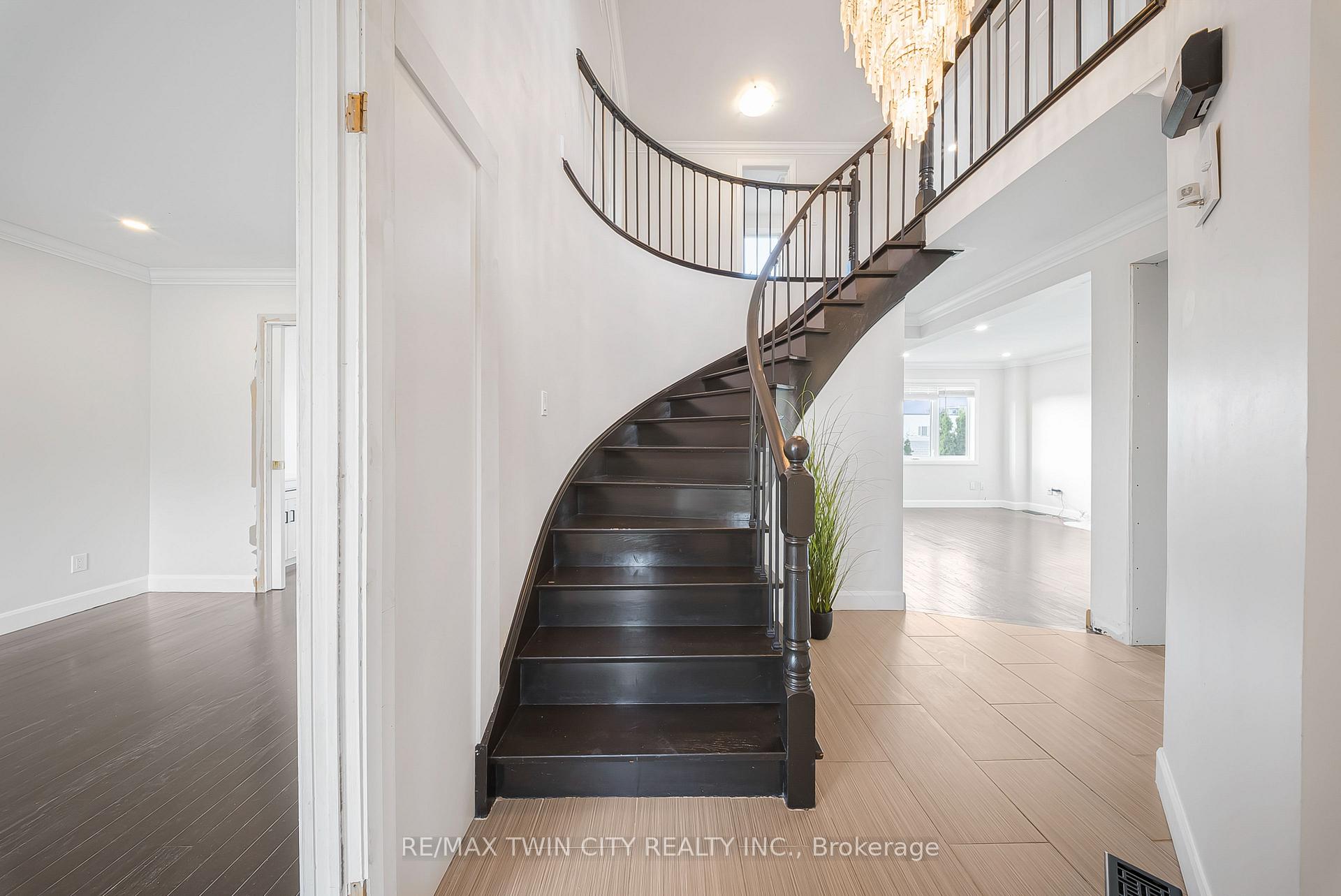 Photo 4 of 40 Ebydale Drive, Kitchener — HOMEH