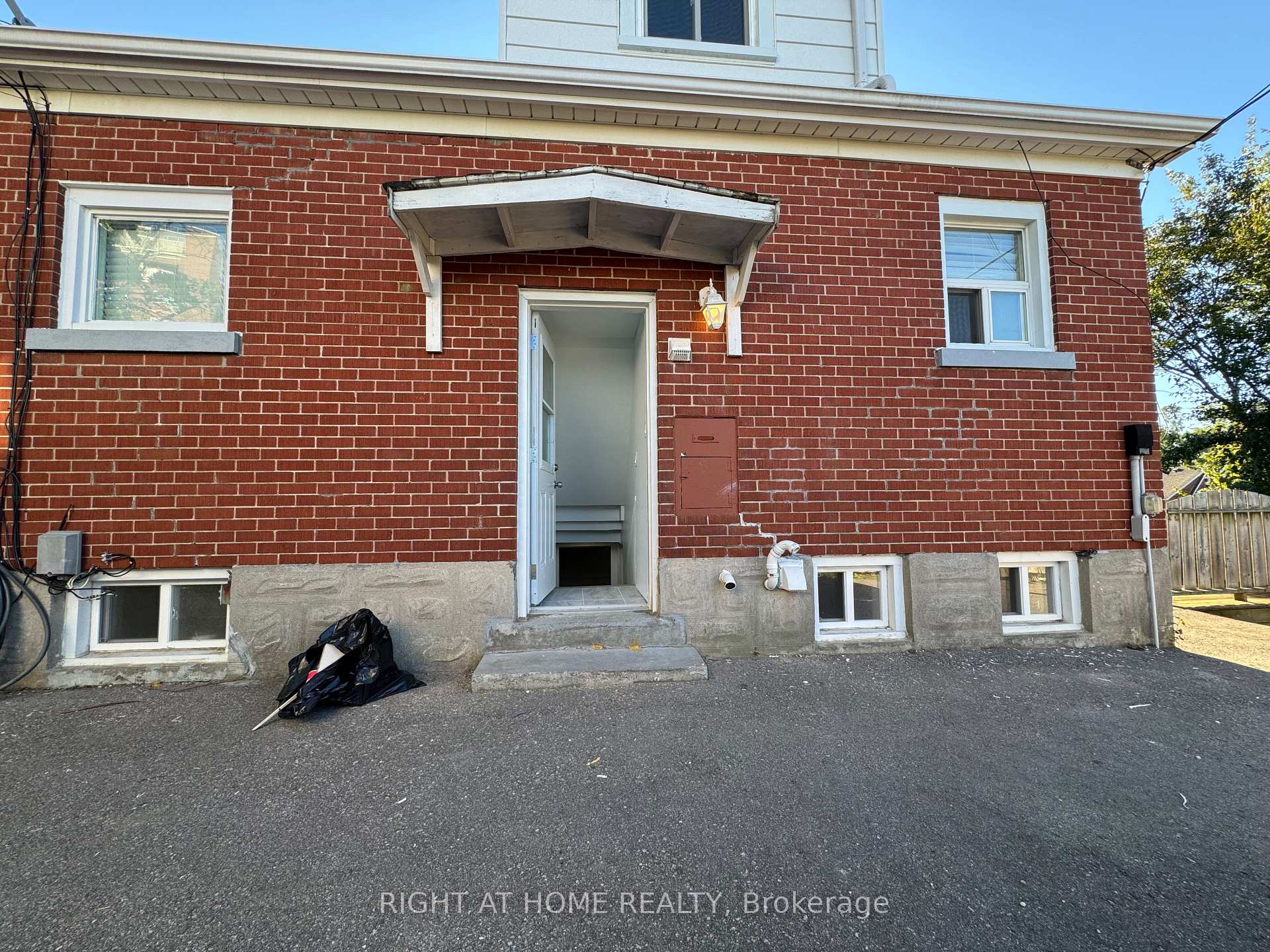 Photo 3 of Unit LOWER, 950 Queens Boulevard, Kitchener, St. Marys Hospital — HOMEH