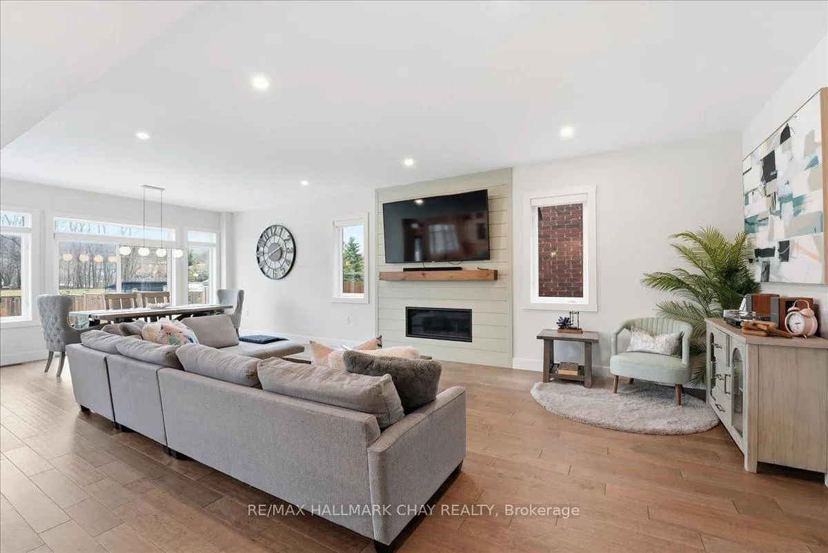 Photo 11 of 26 Lowry Court, Barrie, Edgehill Drive — HOMEH