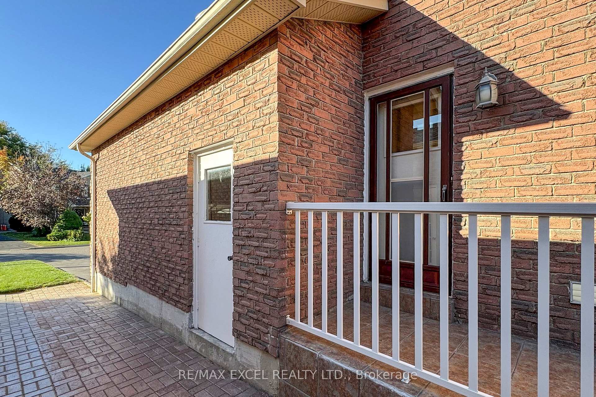 Photo 3 of 24 Lehman Crescent, Markham, Markham Village — HOMEH