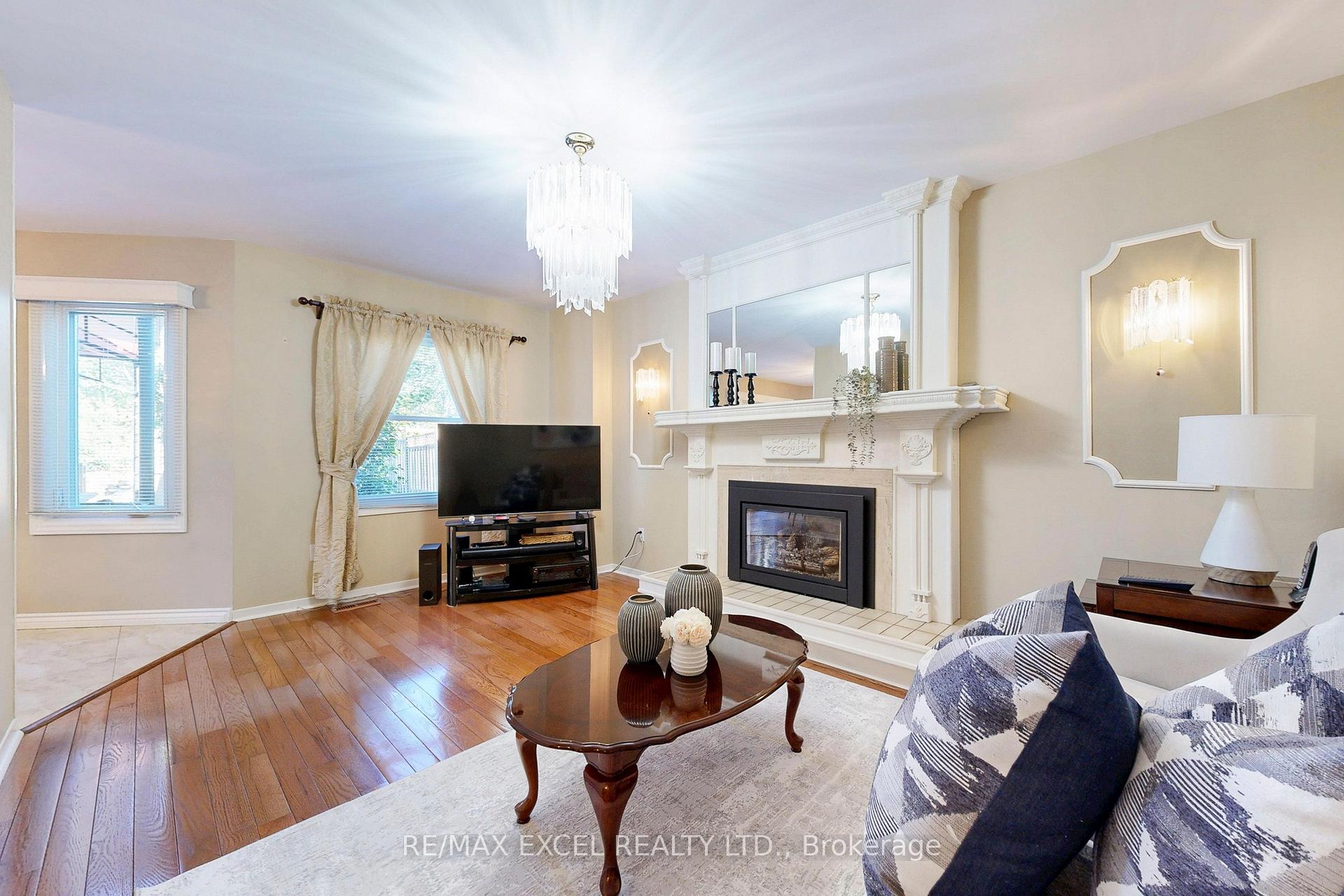 Photo 6 of 24 Lehman Crescent, Markham, Markham Village — HOMEH