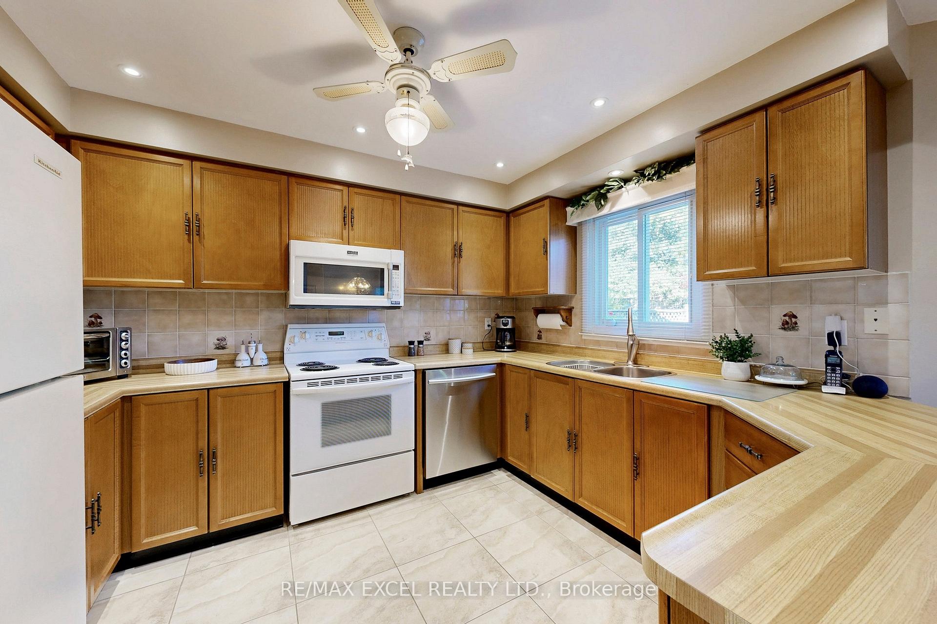 Photo 10 of 24 Lehman Crescent, Markham, Markham Village — HOMEH