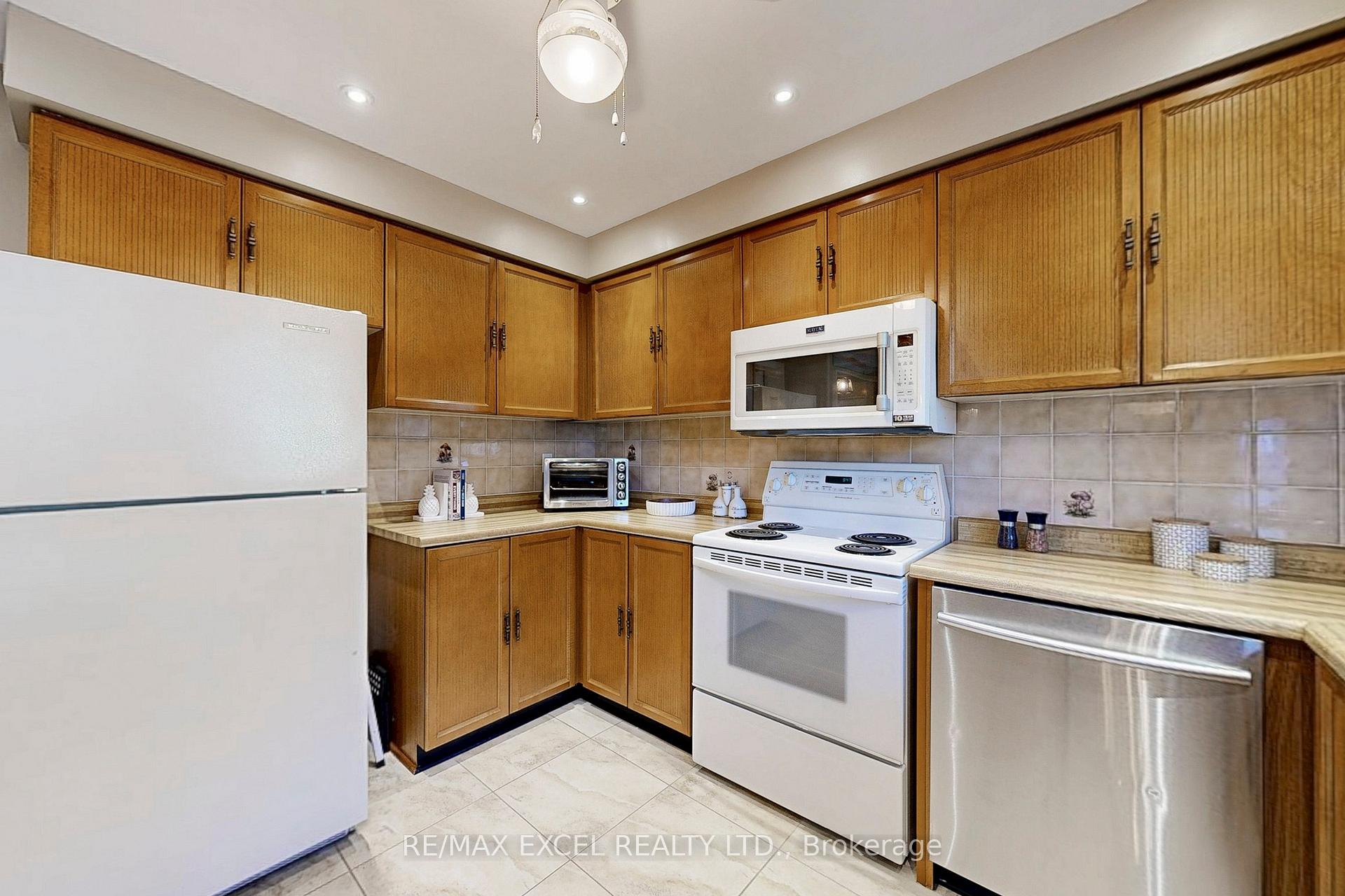 Photo 11 of 24 Lehman Crescent, Markham, Markham Village — HOMEH