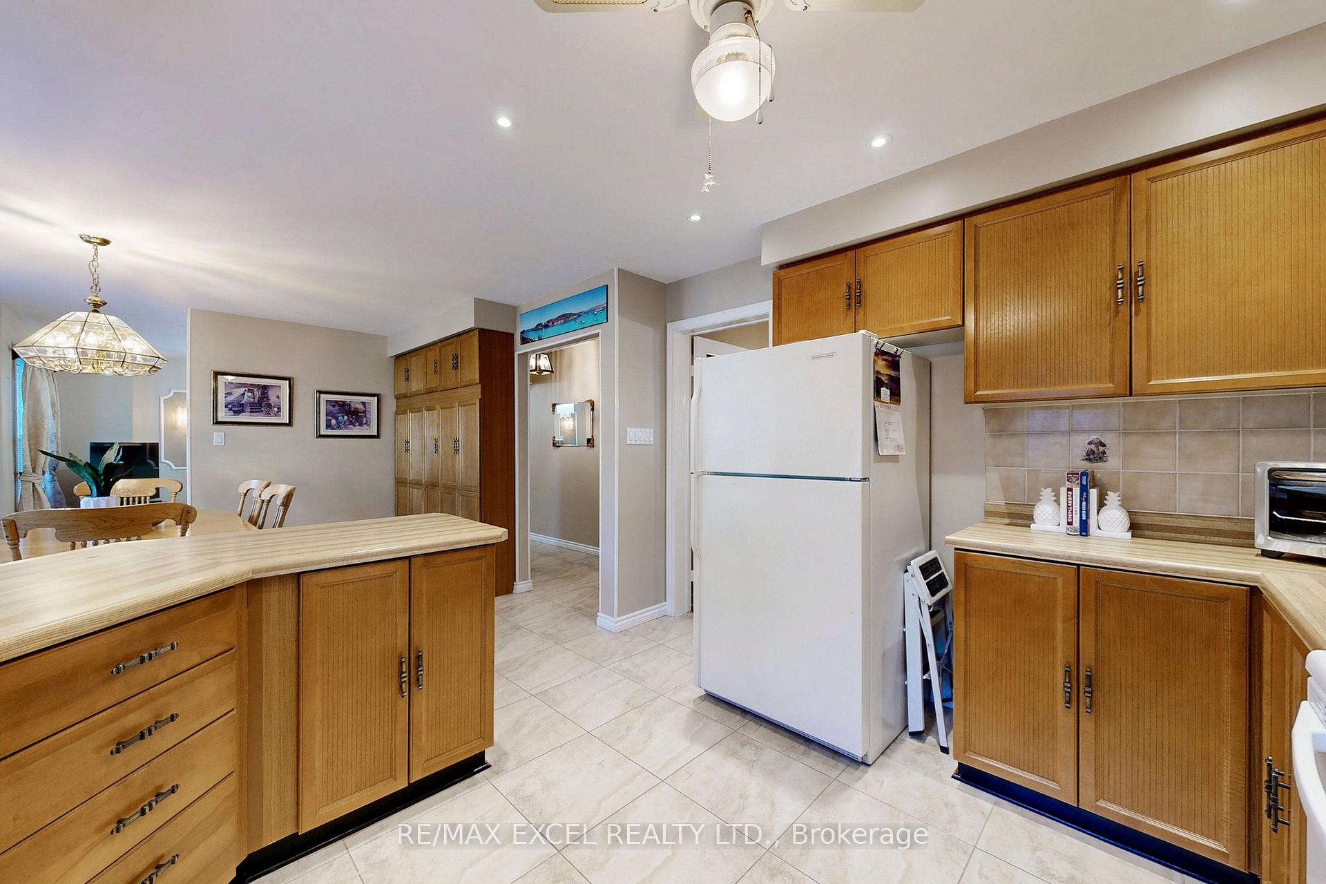 Photo 12 of 24 Lehman Crescent, Markham, Markham Village — HOMEH