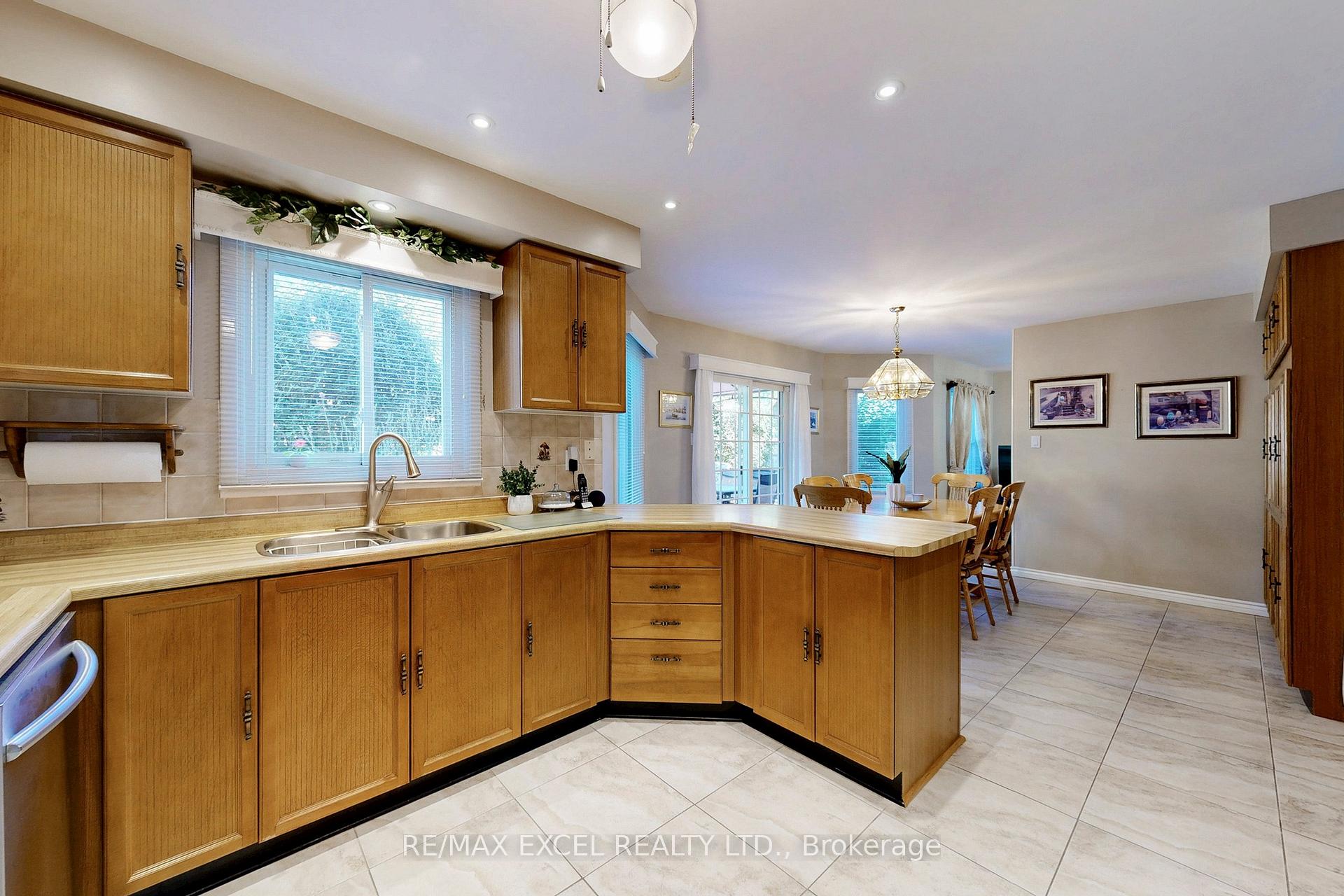 Photo 13 of 24 Lehman Crescent, Markham, Markham Village — HOMEH