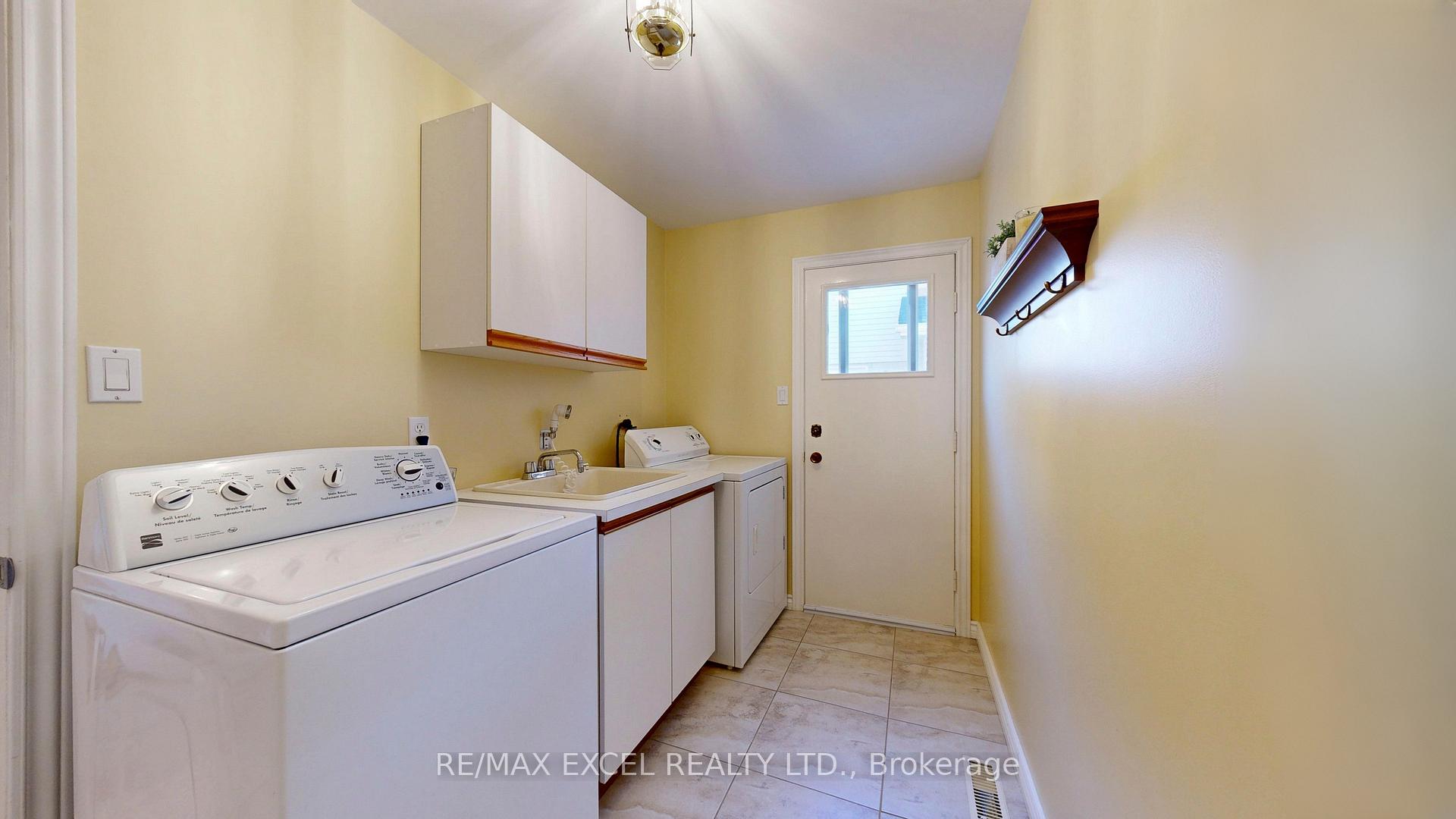 Photo 17 of 24 Lehman Crescent, Markham, Markham Village — HOMEH